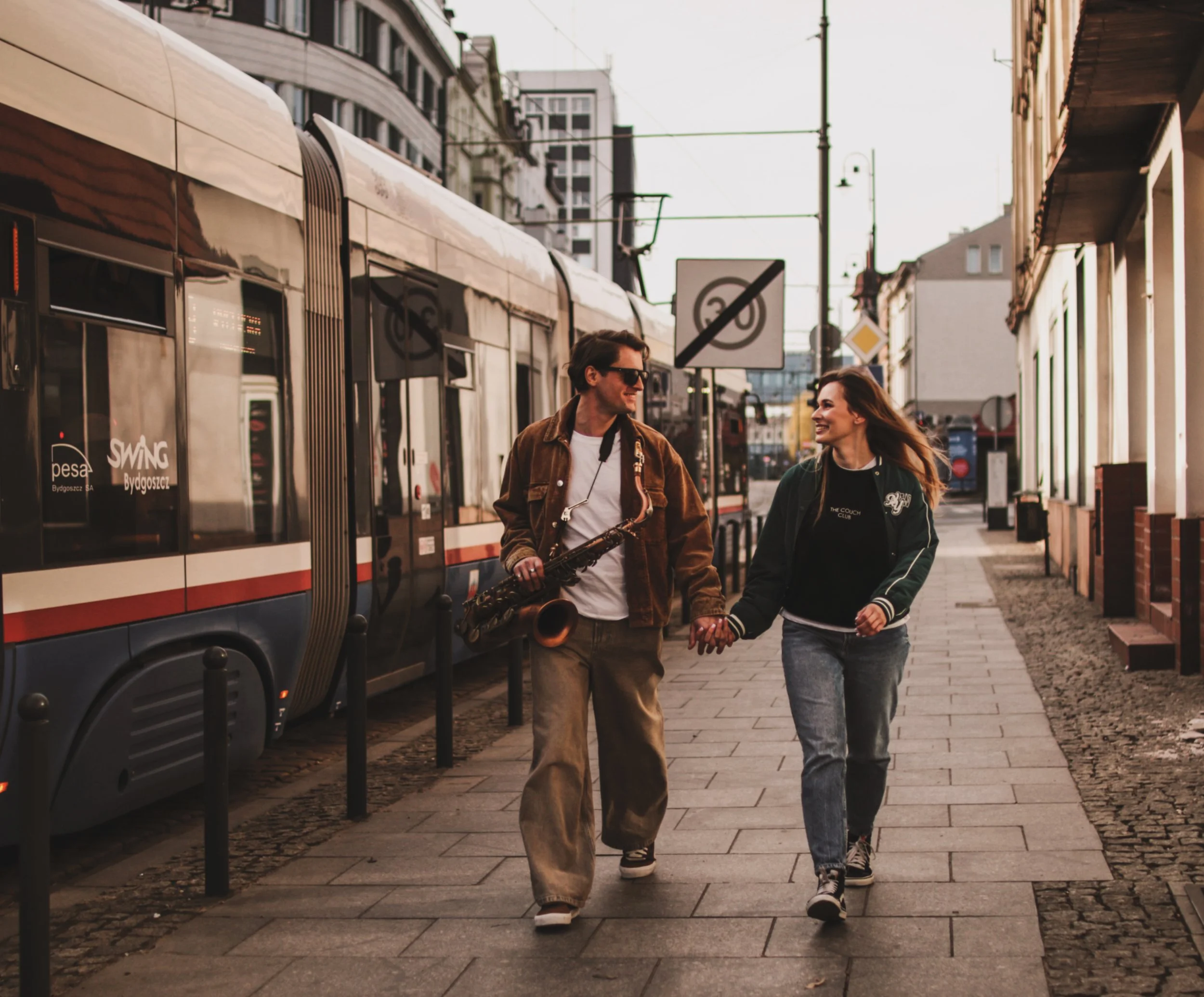 sesja dla par w naturalnym świetle romantyczna fotografia lifestyle