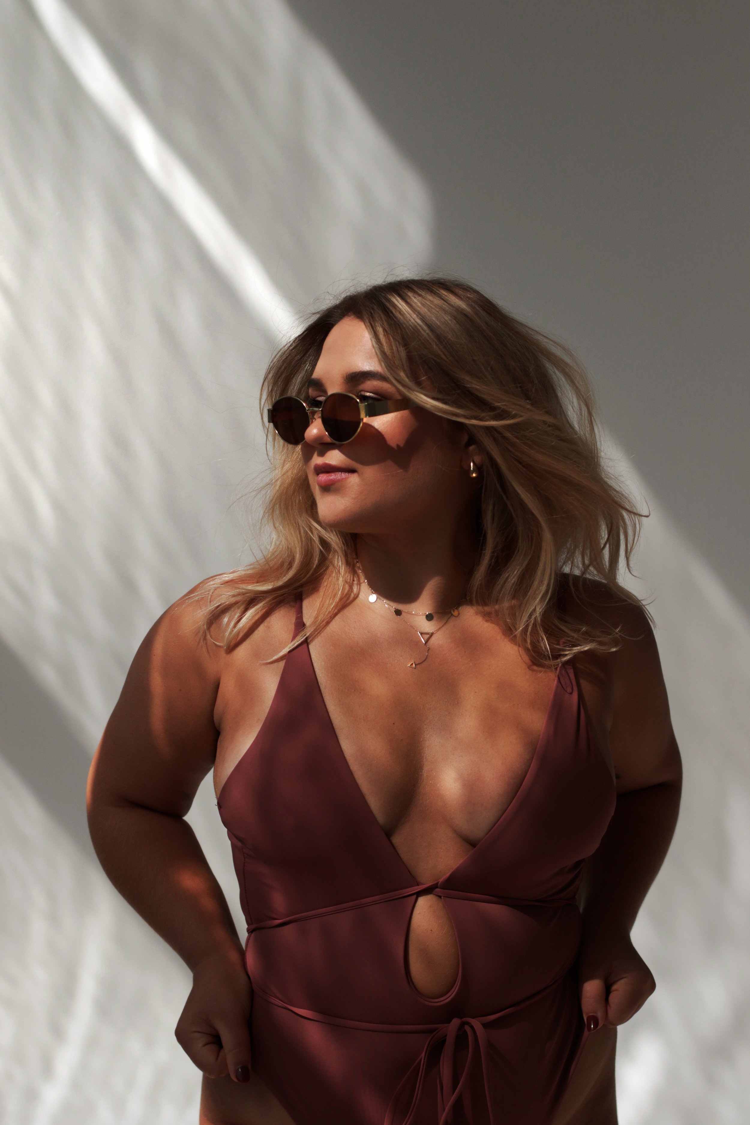 Naturalne sesje kobiece, ciążowe, rodzinne, dla par oraz sesje wizerunkowe i biznesowe. Fotografia oparta na emocjach, świetle i autentycznych momentach, bez sztucznego pozowania. Każda sesja jest indywidualnie prowadzona, tak aby uchwycić prawdziwe 