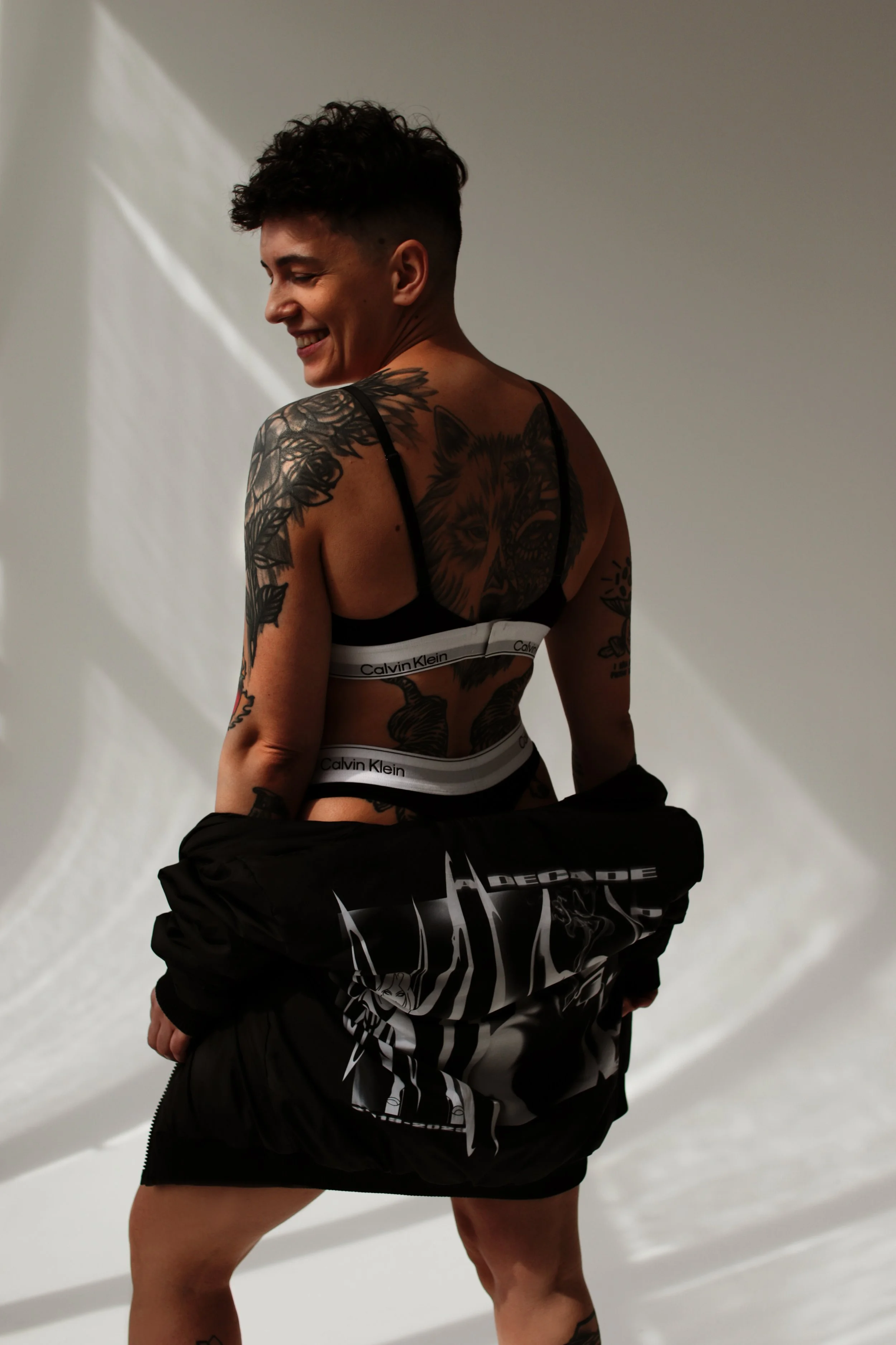 Naturalne sesje kobiece, ciążowe, rodzinne, dla par oraz sesje wizerunkowe i biznesowe. Fotografia oparta na emocjach, świetle i autentycznych momentach, bez sztucznego pozowania. Każda sesja jest indywidualnie prowadzona, tak aby uchwycić prawdziwe 