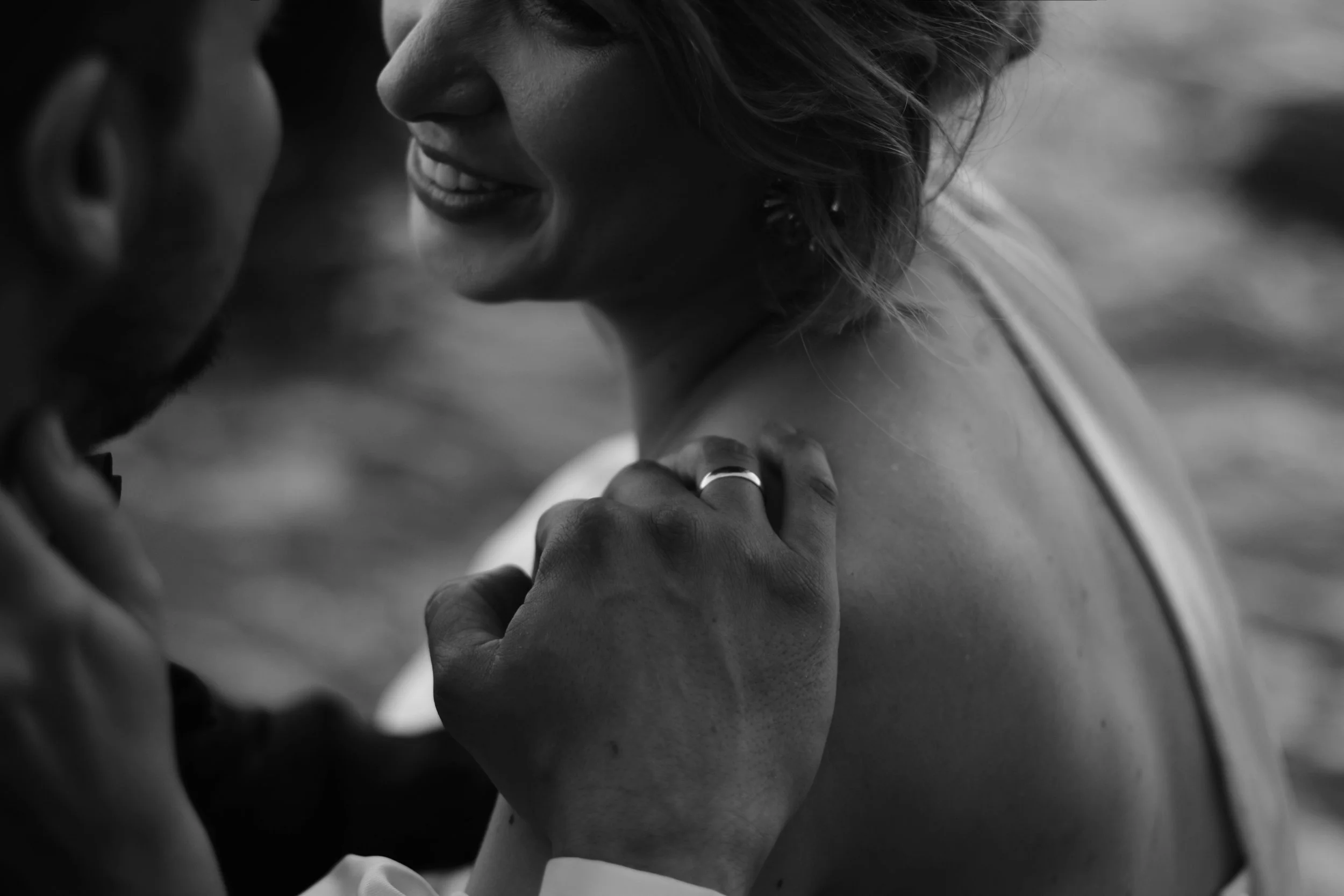 sesja dla par w naturalnym świetle romantyczna fotografia lifestyle