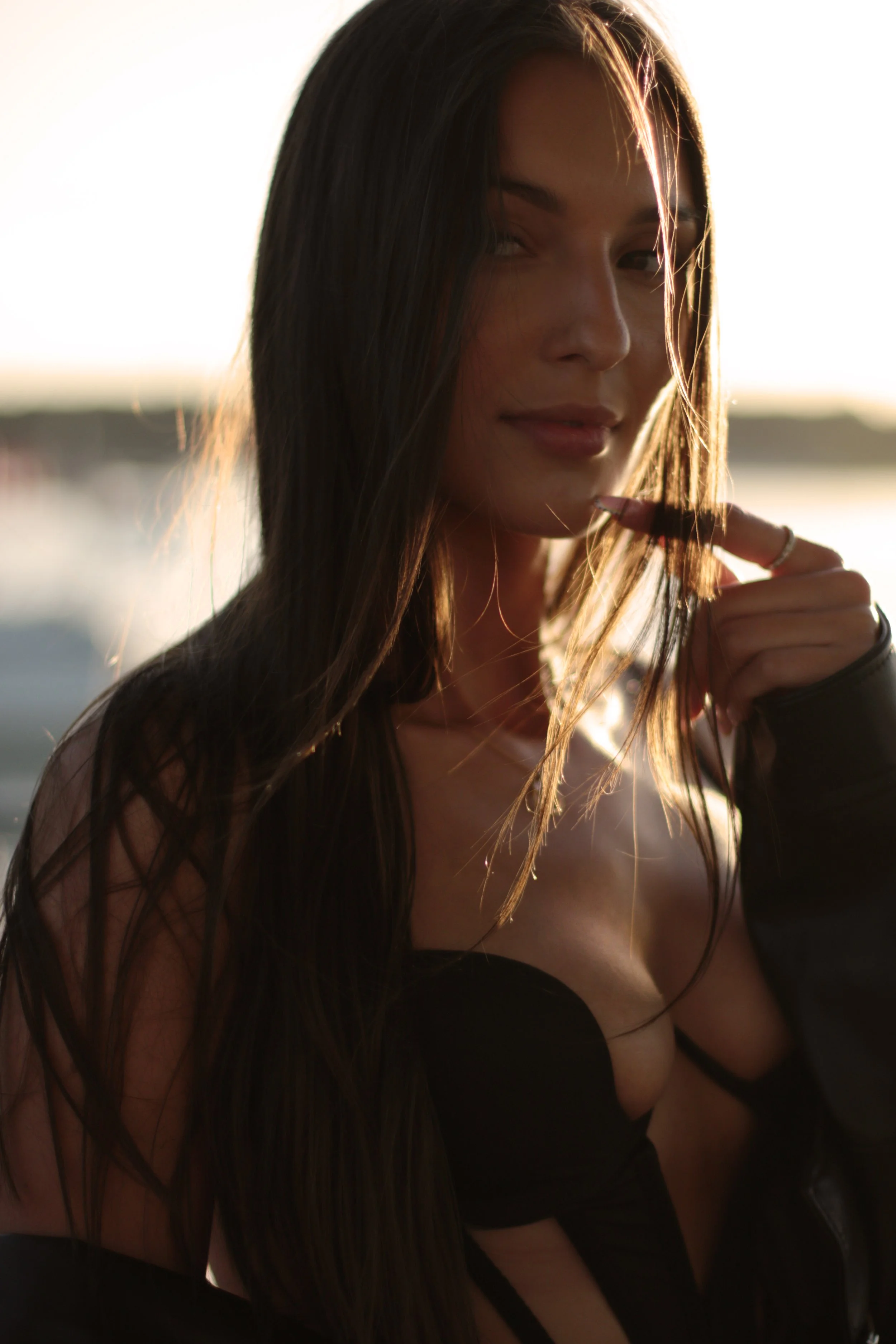 Naturalne sesje kobiece, ciążowe, rodzinne, dla par oraz sesje wizerunkowe i biznesowe. Fotografia oparta na emocjach, świetle i autentycznych momentach, bez sztucznego pozowania. Każda sesja jest indywidualnie prowadzona, tak aby uchwycić prawdziwe 