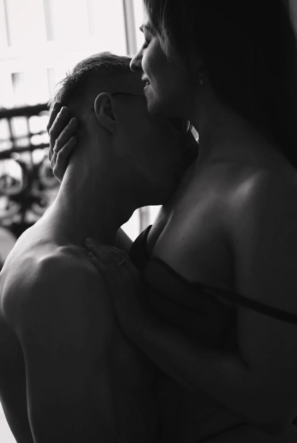 sesja dla par w naturalnym świetle romantyczna fotografia lifestyle