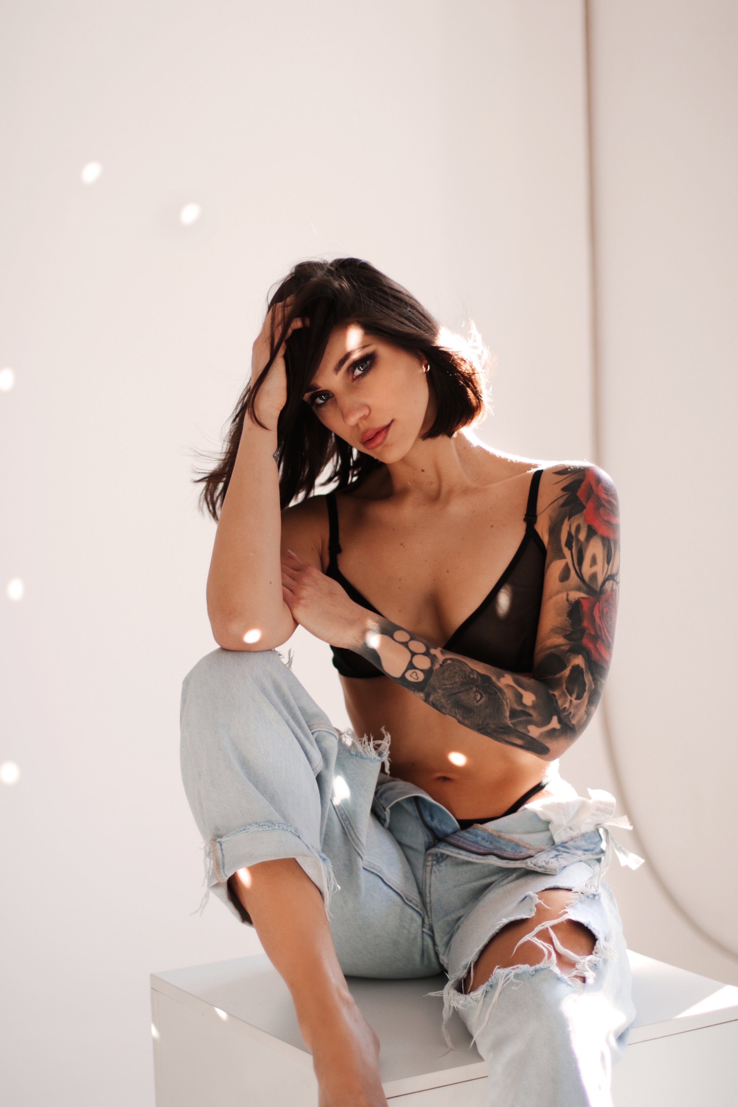 Naturalne sesje kobiece, ciążowe, rodzinne, dla par oraz sesje wizerunkowe i biznesowe. Fotografia oparta na emocjach, świetle i autentycznych momentach, bez sztucznego pozowania. Każda sesja jest indywidualnie prowadzona, tak aby uchwycić prawdziwe 