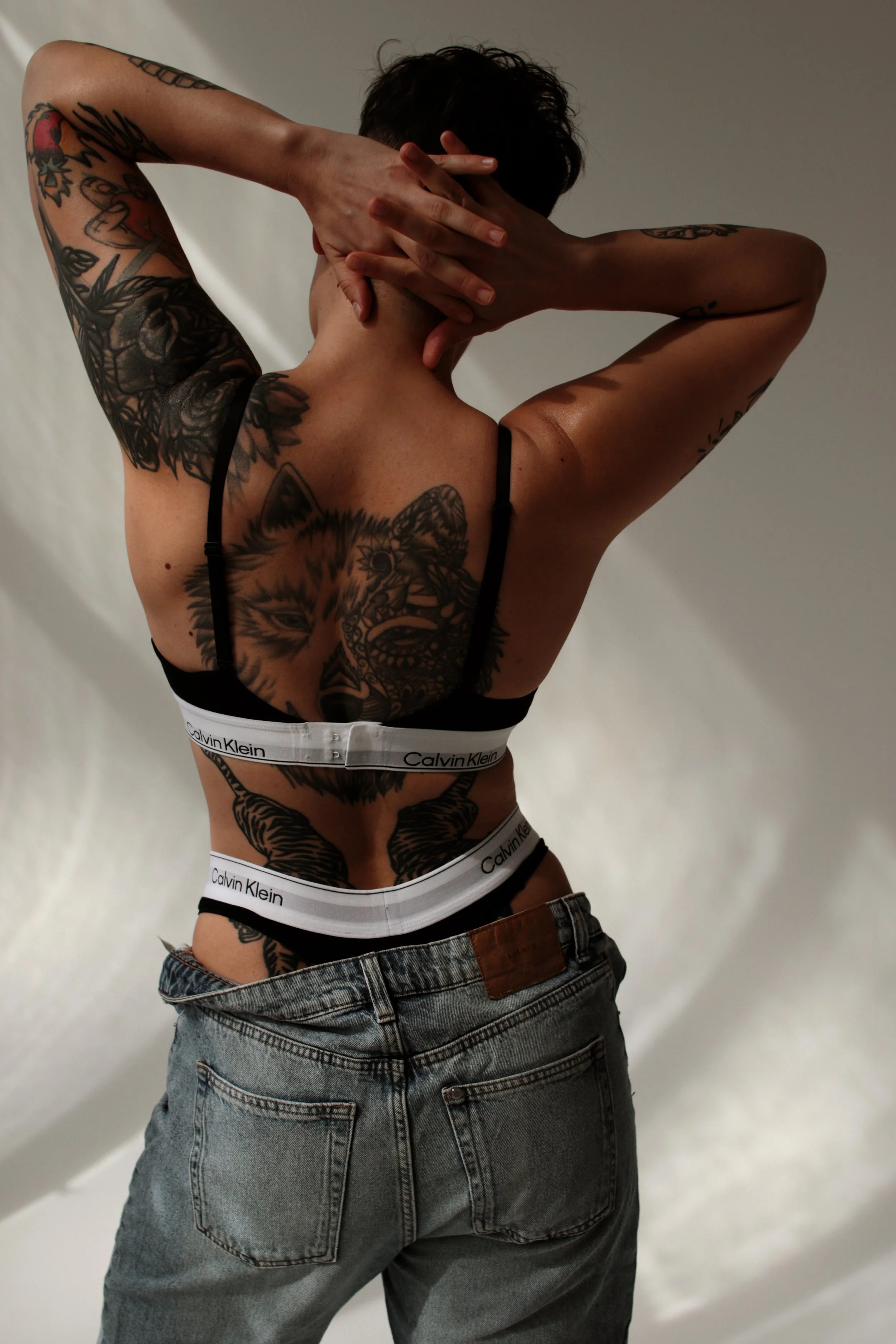 Naturalne sesje kobiece, ciążowe, rodzinne, dla par oraz sesje wizerunkowe i biznesowe. Fotografia oparta na emocjach, świetle i autentycznych momentach, bez sztucznego pozowania. Każda sesja jest indywidualnie prowadzona, tak aby uchwycić prawdziwe 