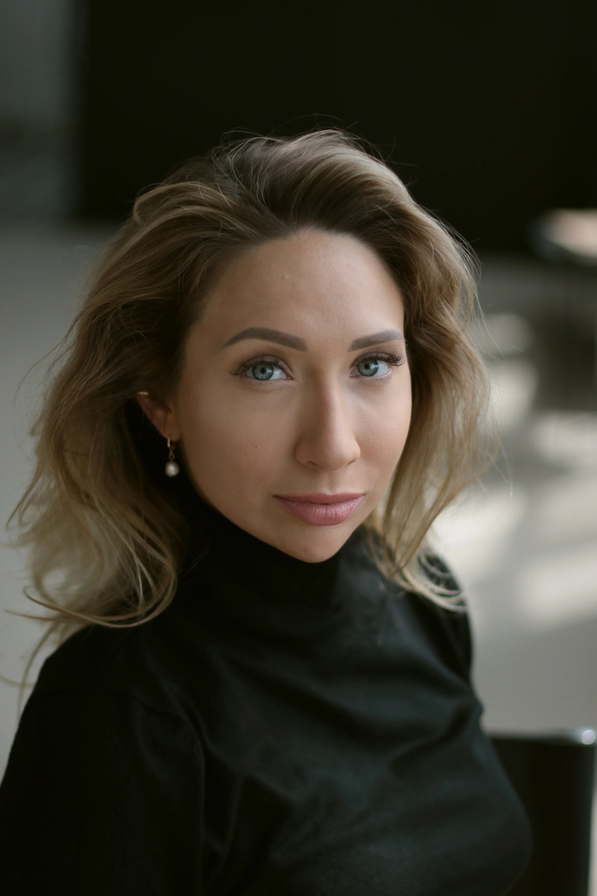 Umów sesję kobiecą, ciążową, biznesową, rodzinną lub dla par w Bydgoszczy, Lesznie lub Poznaniu i stwórzmy razem naturalne, ponadczasowe zdjęcia.