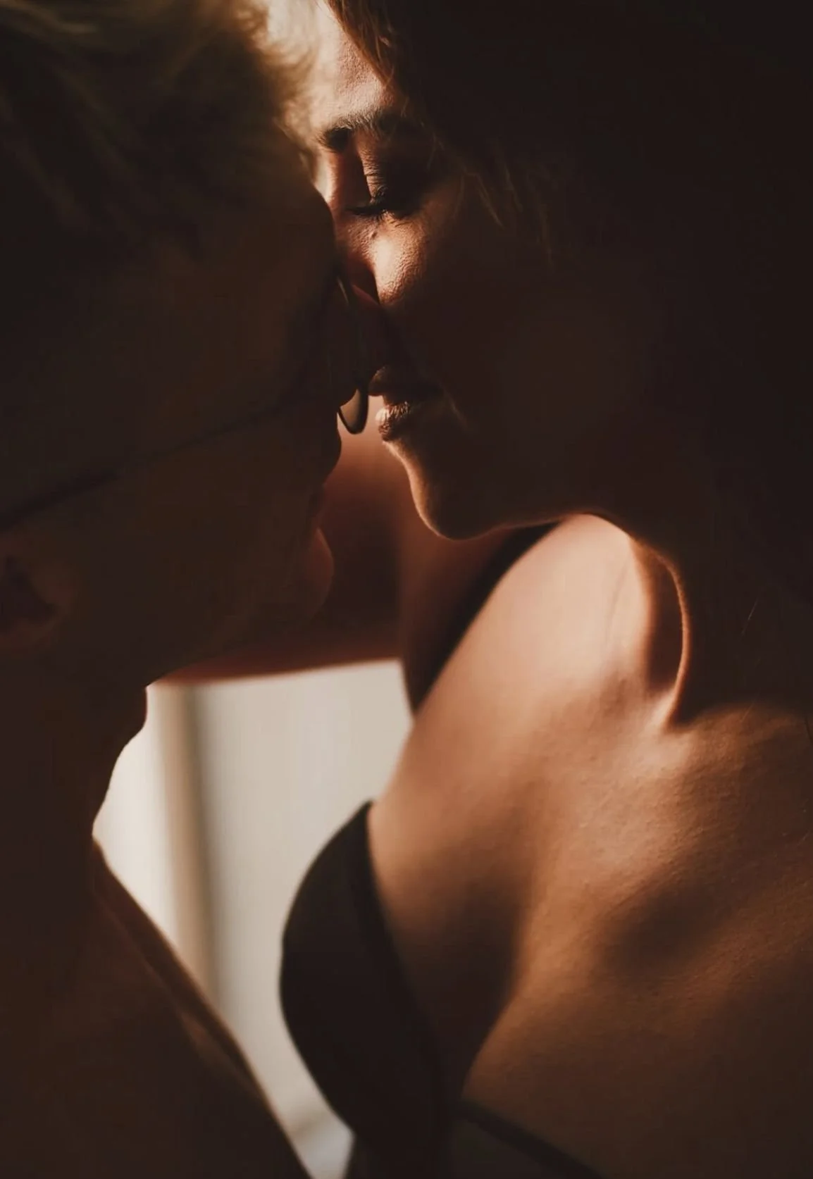 sesja dla par w naturalnym świetle romantyczna fotografia lifestyle