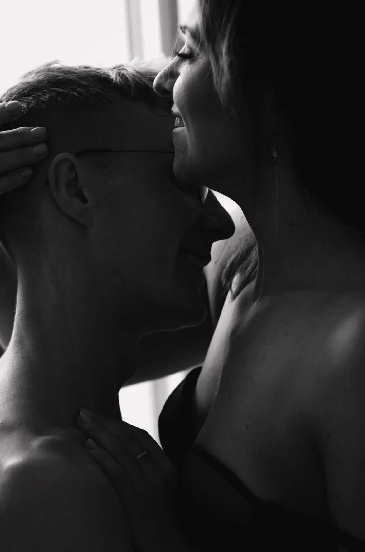 sesja dla par w naturalnym świetle romantyczna fotografia lifestyle