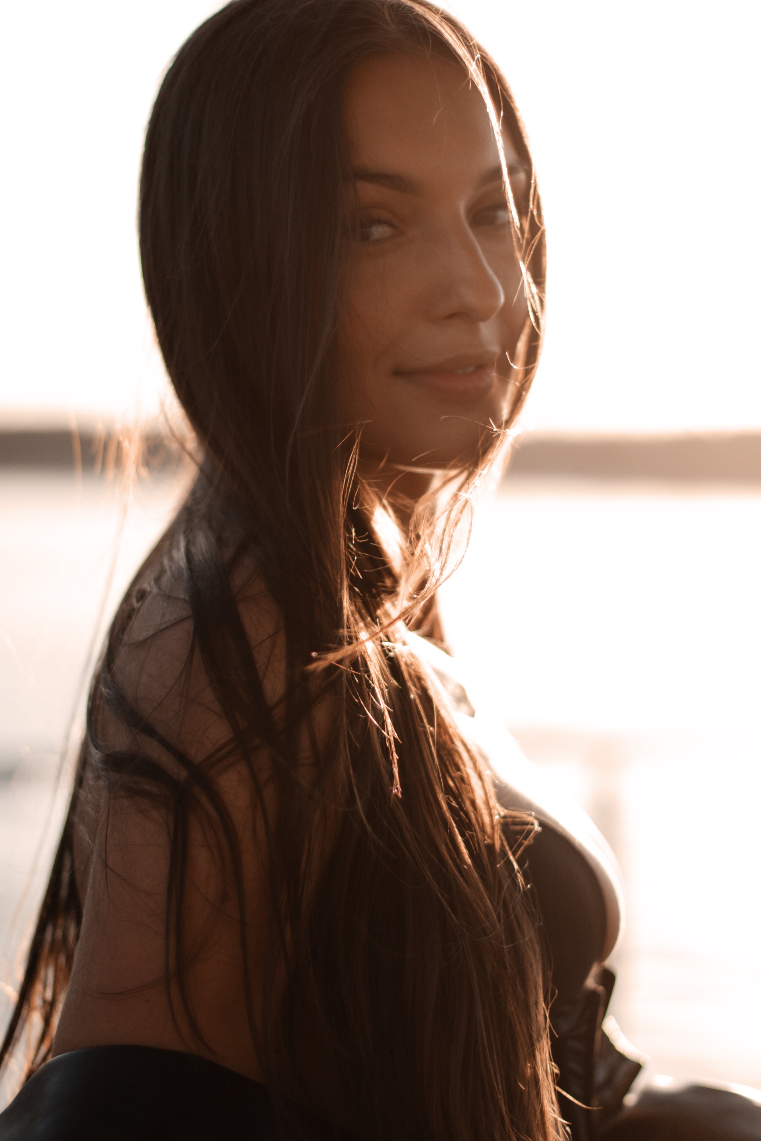 Naturalne sesje kobiece, ciążowe, rodzinne, dla par oraz sesje wizerunkowe i biznesowe. Fotografia oparta na emocjach, świetle i autentycznych momentach, bez sztucznego pozowania. Każda sesja jest indywidualnie prowadzona, tak aby uchwycić prawdziwe 