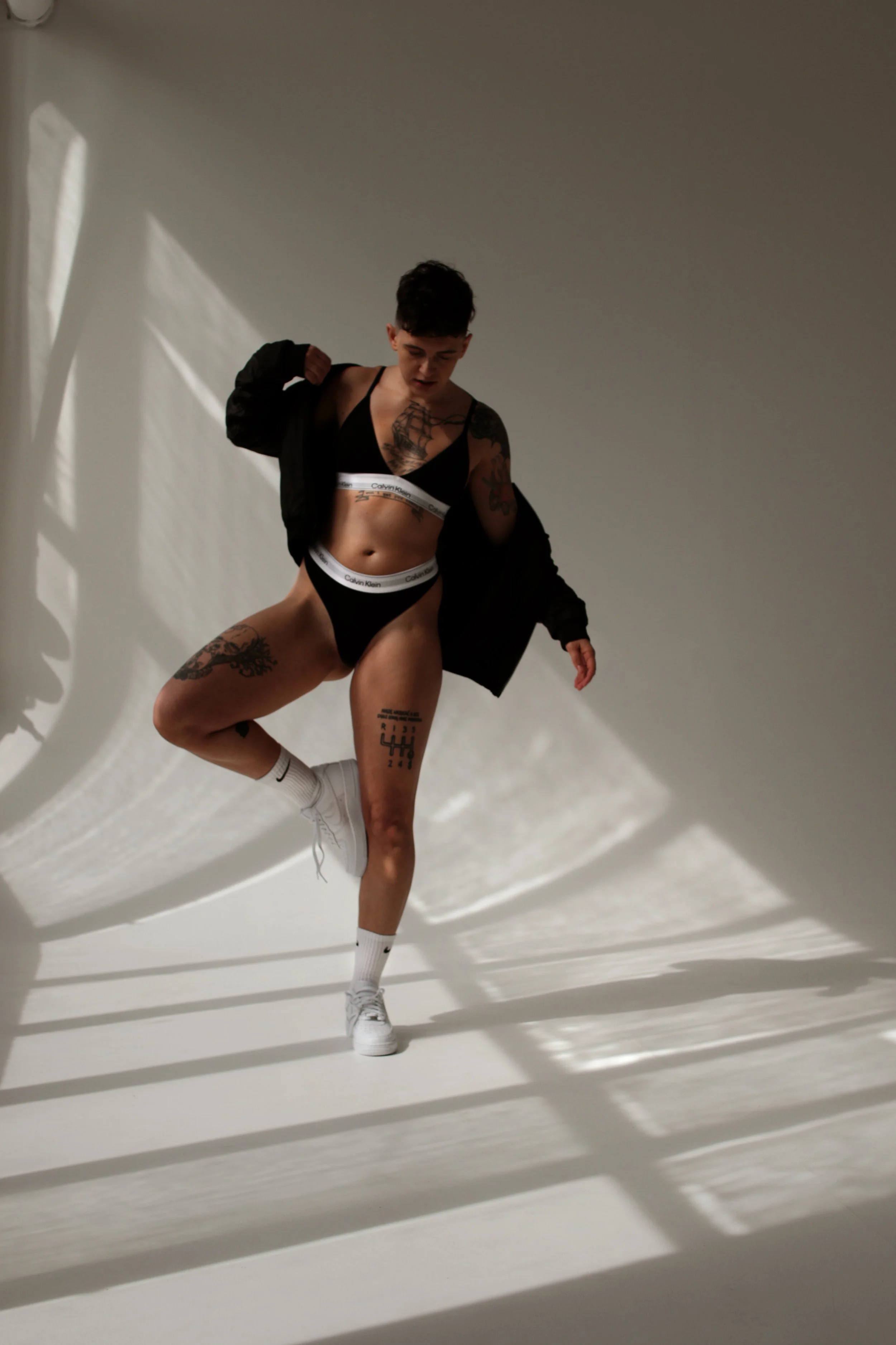 Naturalne sesje kobiece, ciążowe, rodzinne, dla par oraz sesje wizerunkowe i biznesowe. Fotografia oparta na emocjach, świetle i autentycznych momentach, bez sztucznego pozowania. Każda sesja jest indywidualnie prowadzona, tak aby uchwycić prawdziwe 