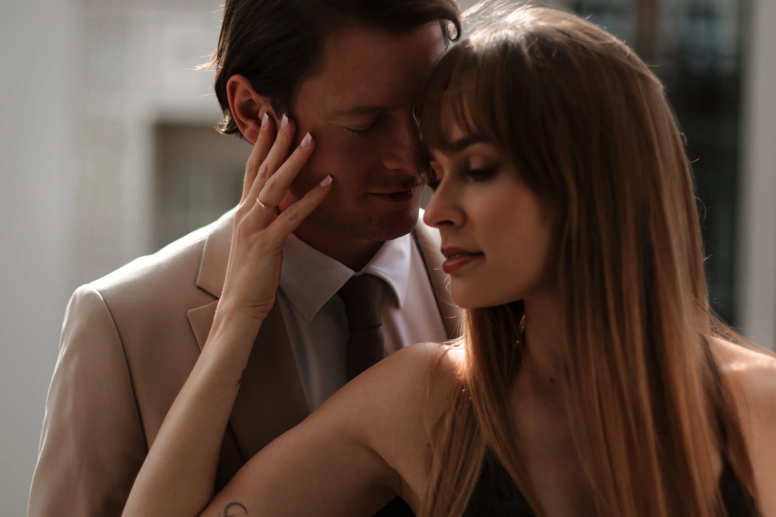 sesja dla par w naturalnym świetle romantyczna fotografia lifestyle