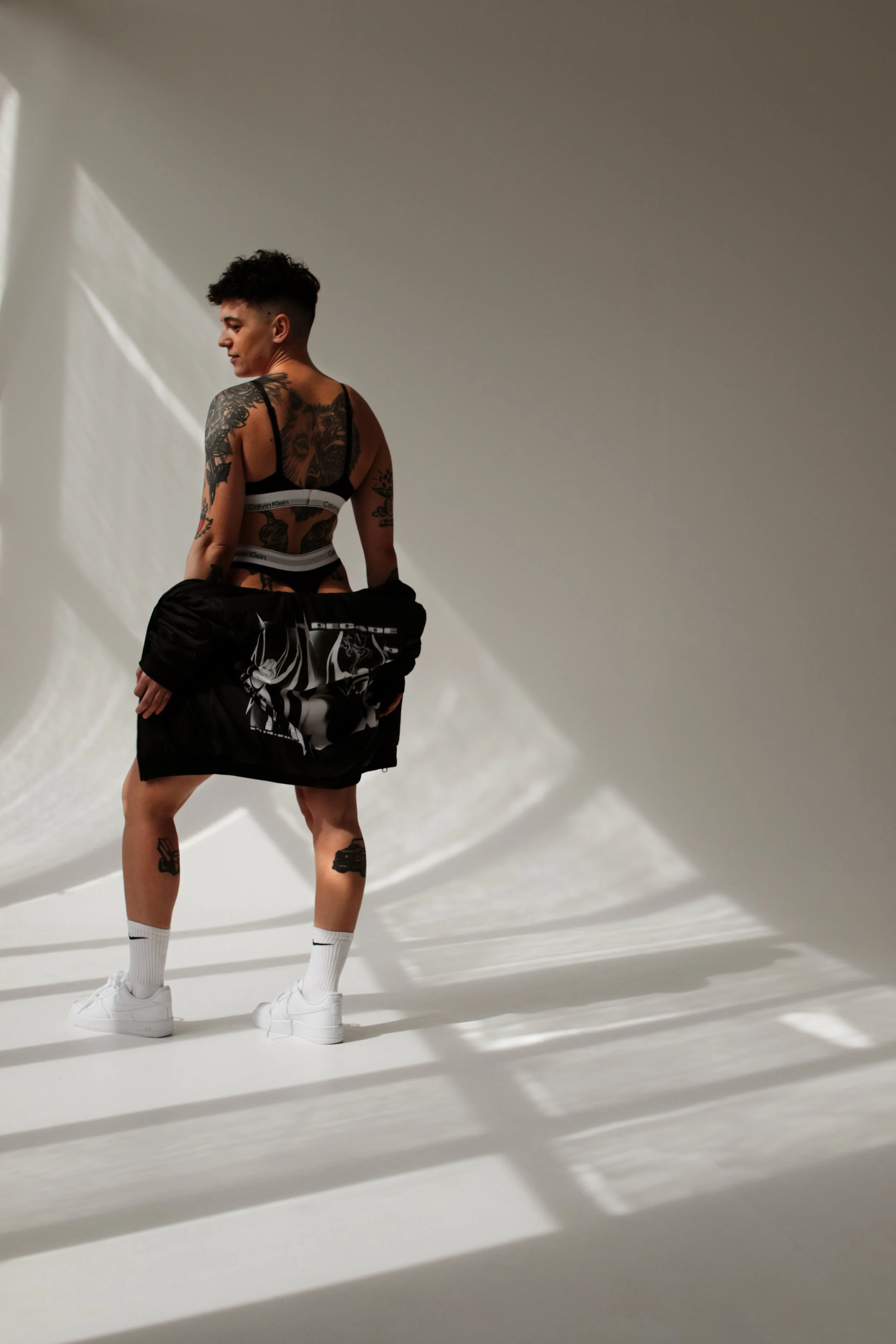 Naturalne sesje kobiece, ciążowe, rodzinne, dla par oraz sesje wizerunkowe i biznesowe. Fotografia oparta na emocjach, świetle i autentycznych momentach, bez sztucznego pozowania. Każda sesja jest indywidualnie prowadzona, tak aby uchwycić prawdziwe 