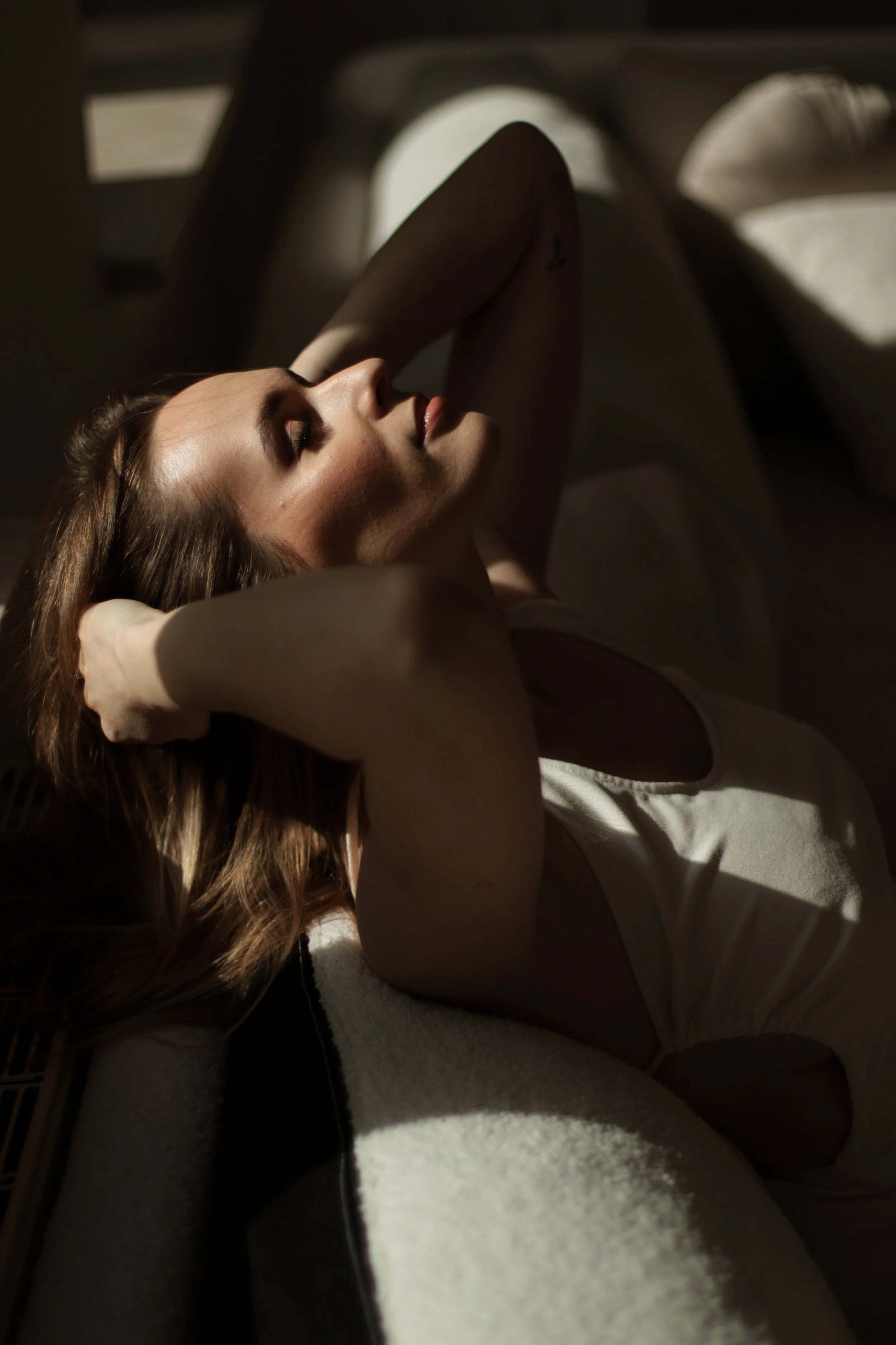 Naturalne sesje kobiece, ciążowe, rodzinne, dla par oraz sesje wizerunkowe i biznesowe. Fotografia oparta na emocjach, świetle i autentycznych momentach, bez sztucznego pozowania. Każda sesja jest indywidualnie prowadzona, tak aby uchwycić prawdziwe 