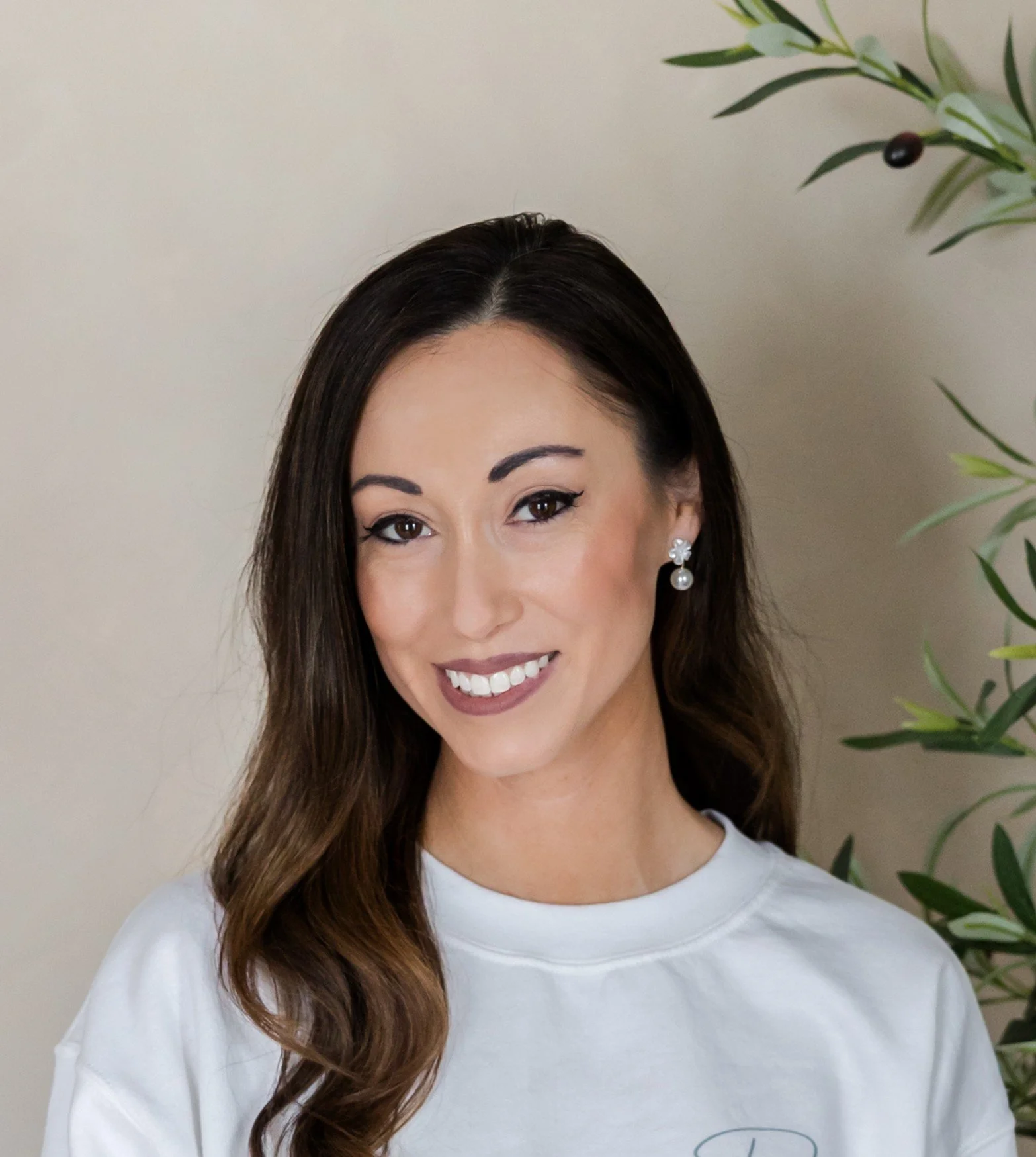 Danielle Fuller, founder of Fuller Flow Studio, a lead and client flow strategist helping coaches, wellness professionals, and wedding and event professionals build backend systems.