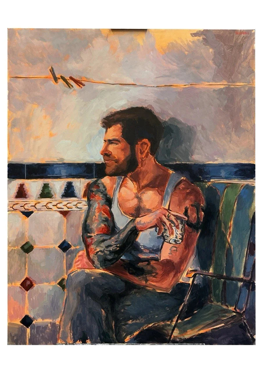 Pintura de un hombre con tatuajes sentado en una banca, mirando hacia la izquierda, con un fondo de cielo con nubes y líneas de energía.