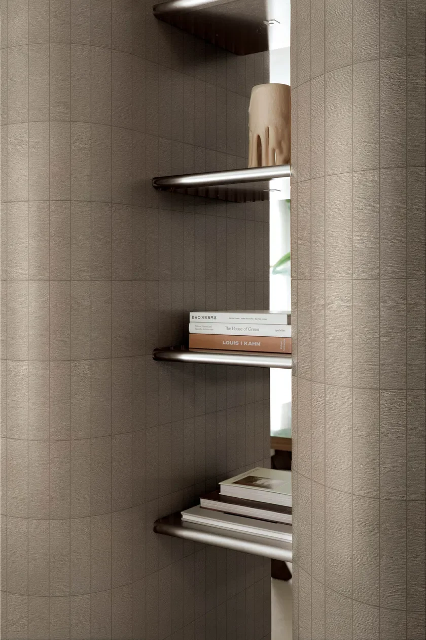 Architectural detail featuring wall tiles from the Segnature collection by Florim in the Fibra Corteccia color, inspired by plant textures and crepe paper, supplied and installed nationwide by PietraCasa.