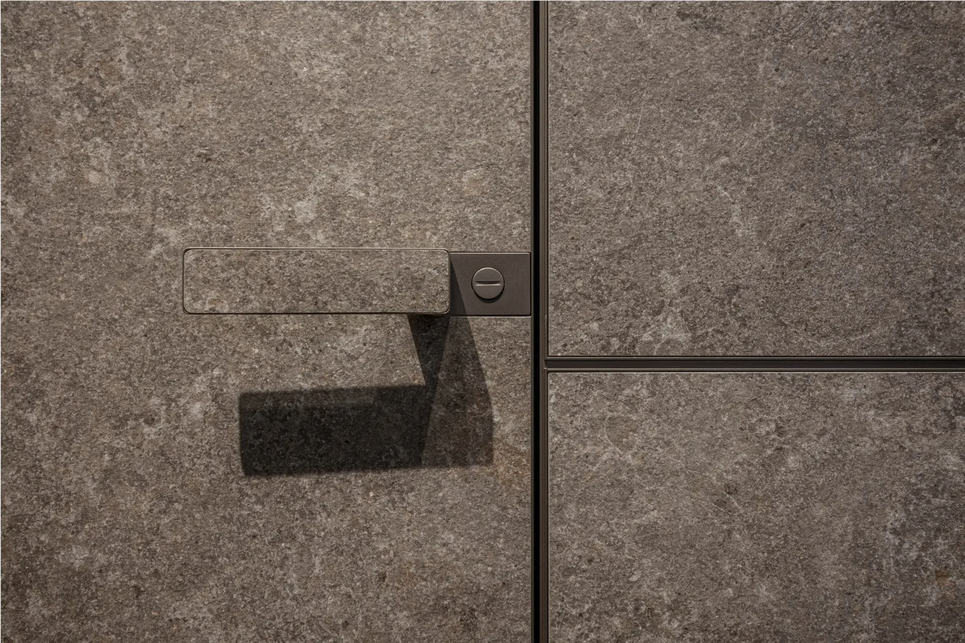 The Rimadesio systems in the Inalco atelier, MDi cladding by Inalco, Meteora gris abujardado finishing.