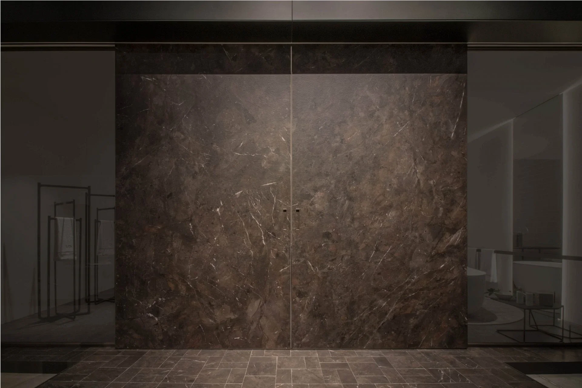 The Rimadesio systems in the Inalco atelier, MDi cladding by Inalco, Umbra marron abujardado finishing.