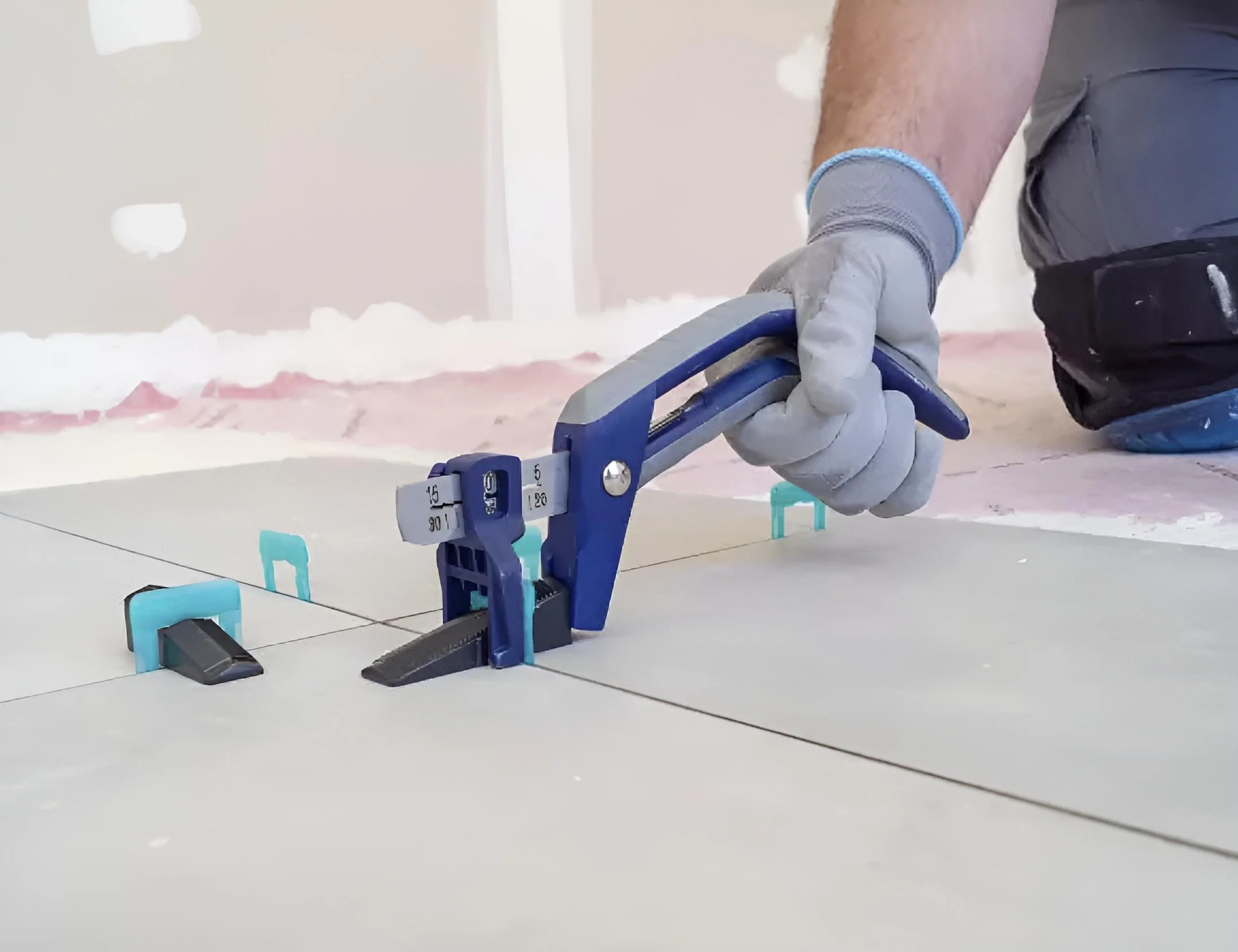 Peygran ergonomic pliers in use, a specialized tile leveling tool designed to minimize hand fatigue and ensure perfectly flush tiles during professional installation, supplied by PietraCasa.