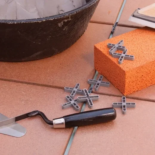 High-resistance, hollow-structure Peygran cross spacers used for precise alignment of heavy slabs and large-format porcelain tiles in PietraCasa installations.