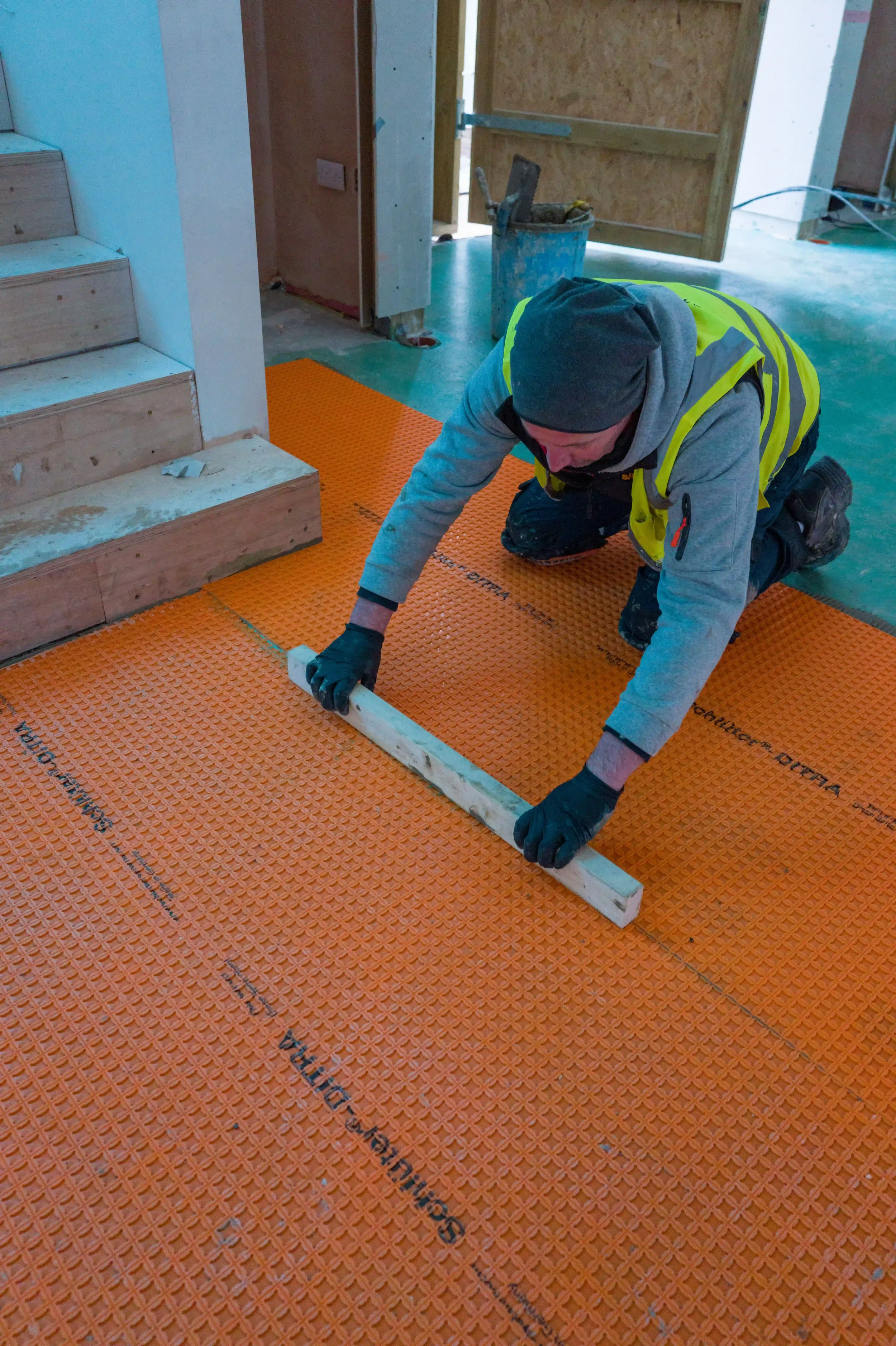 Installation of a Schluter-DITRA uncoupling flooring membrane