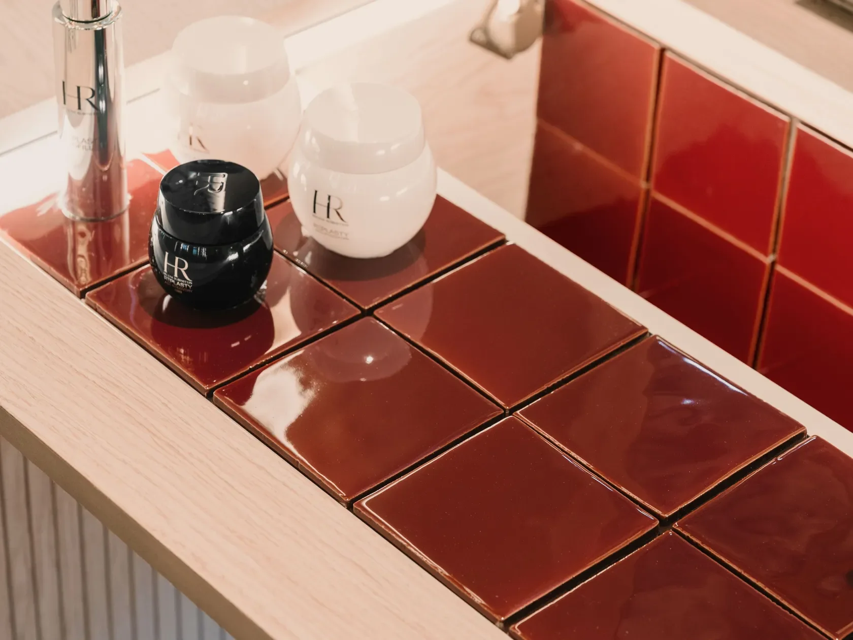 Close-up of Sapienstone Vulca Rosso Cremisi ceramic tiles from the Dress Code collection by Jaime Beriestain, featuring deep burgundy tones and a highly reflective finish, supplied by PietraCasa.