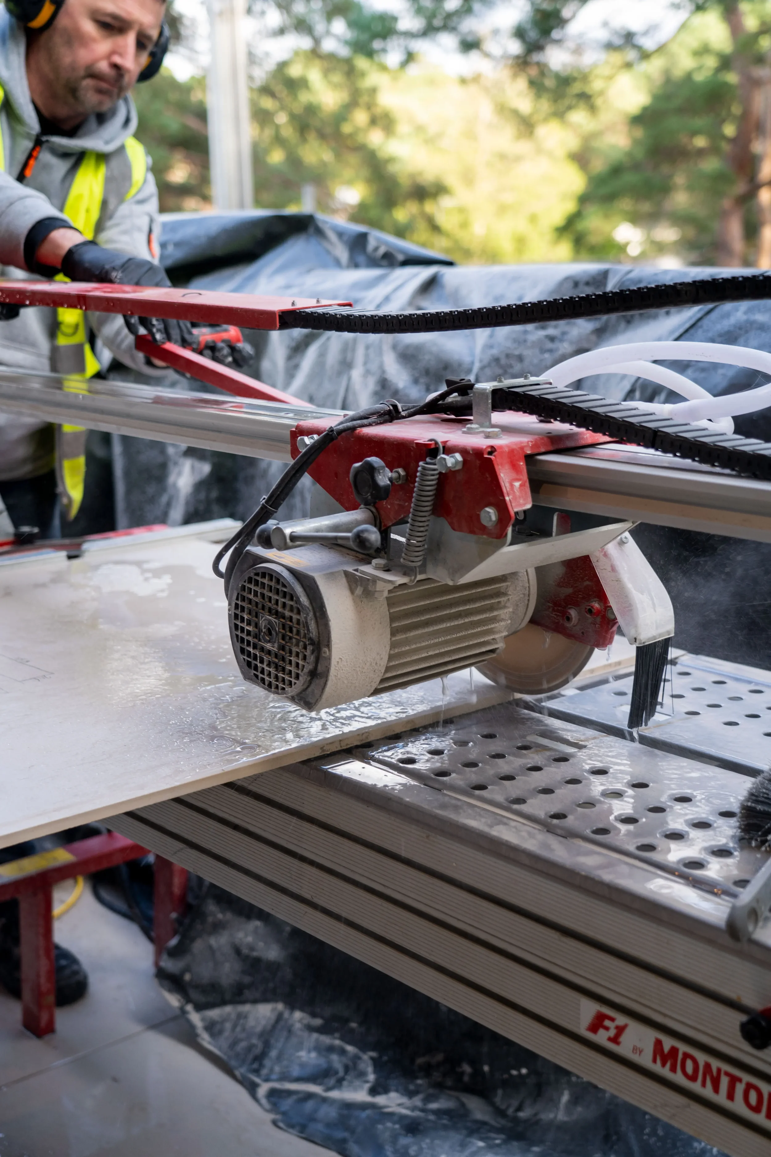 Professional on-site precision cutting of large-format porcelain using the Montolit F1 system, expertly managed by PietraCasa.