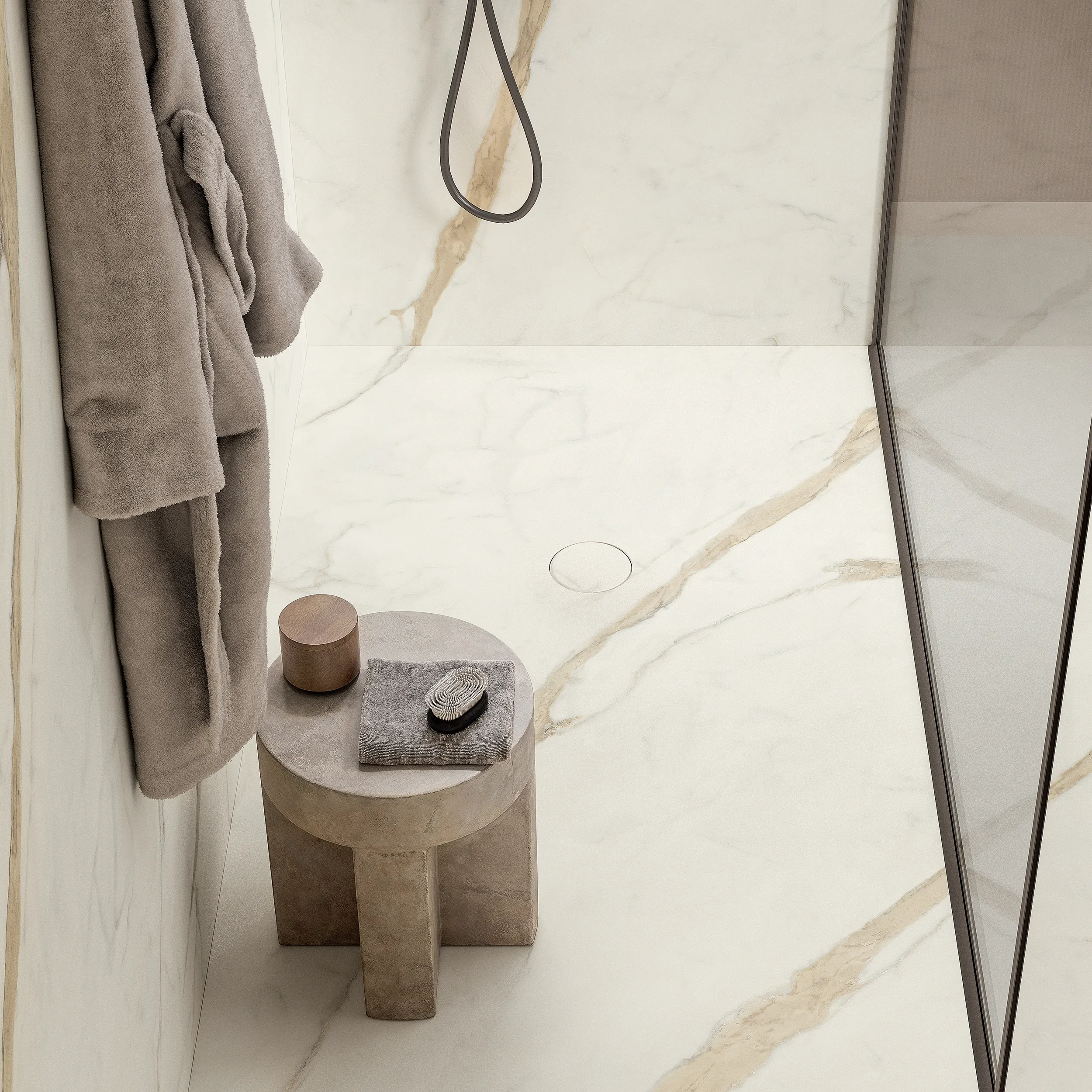Sleek, seamless shower setup featuring the Flusso shower system by Italgraniti, clad in Marble Touch porcelain slabs in Calacatta Top with RealUp Touch® technology, available through PietraCasa.