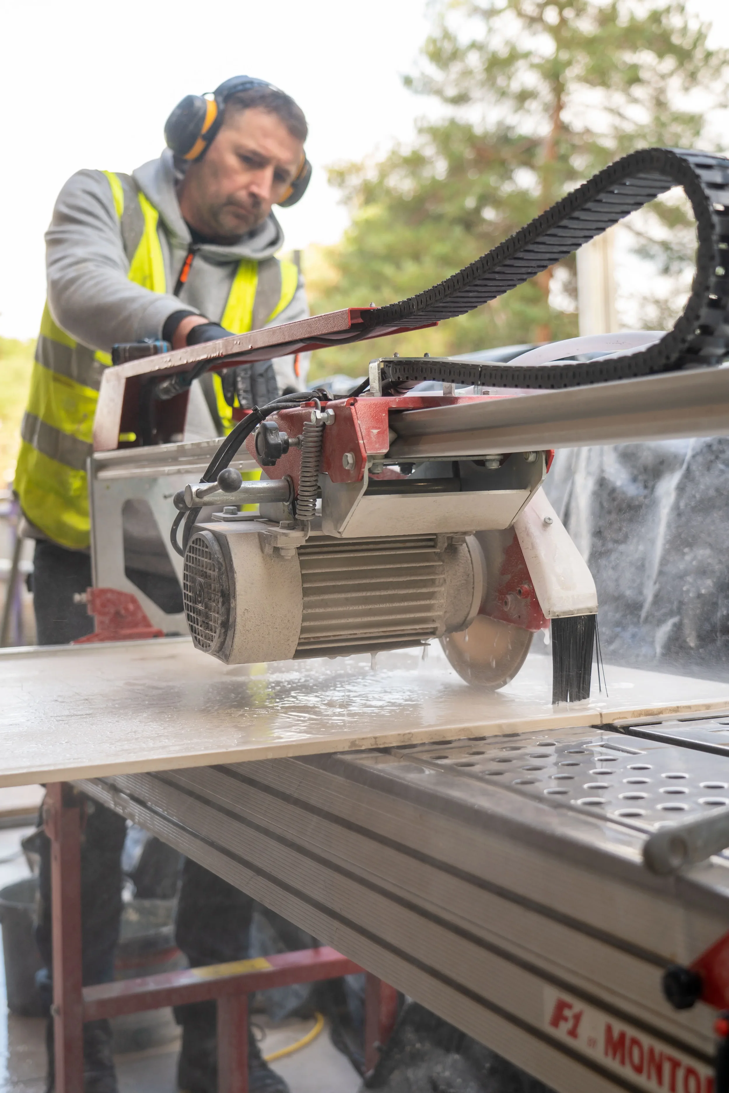 Precision cutting of a large-format porcelain slab using a professional wet saw by PietraCasa.