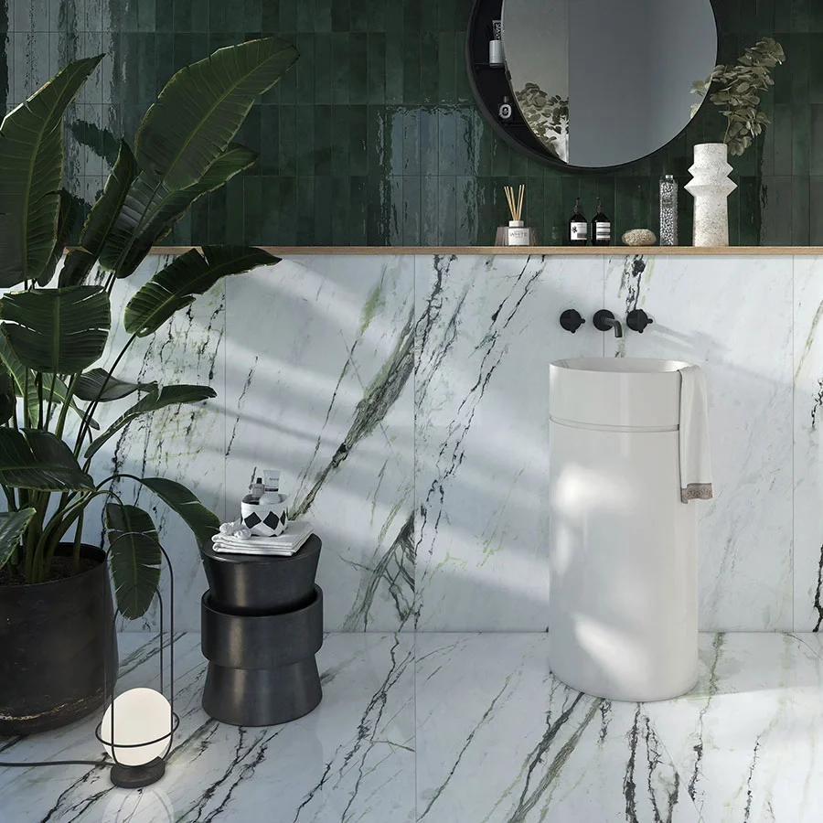 Bathroom featuring the Microcosmi collection Calacatta Green marble-effect porcelain slabs on the walls and floor by Terratinta Group, supplied by PietraCasa.