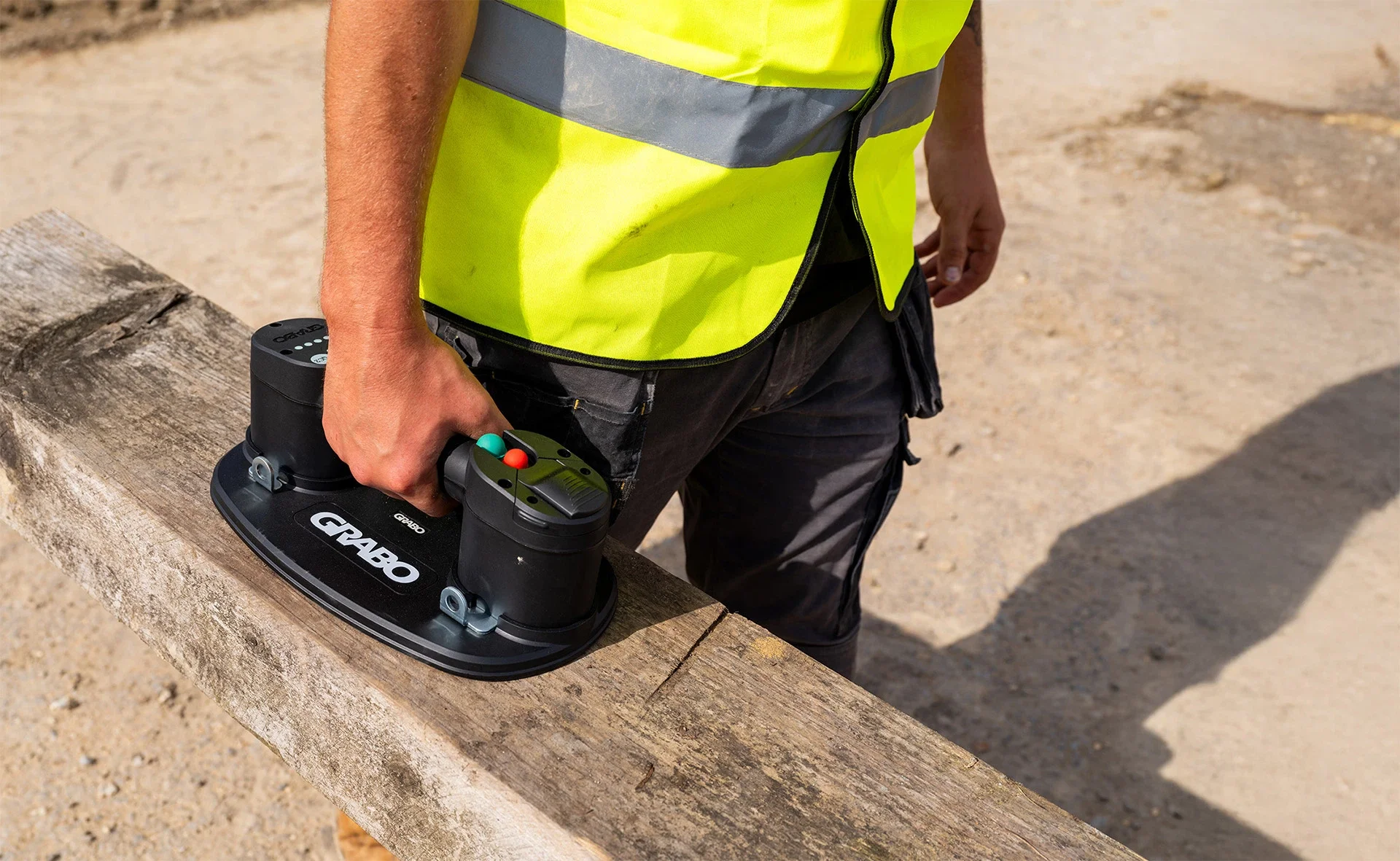 Construction professional using the Grabo Pro electric vacuum lifter for safely handling heavy materials on-site, supplied by PietraCasa.