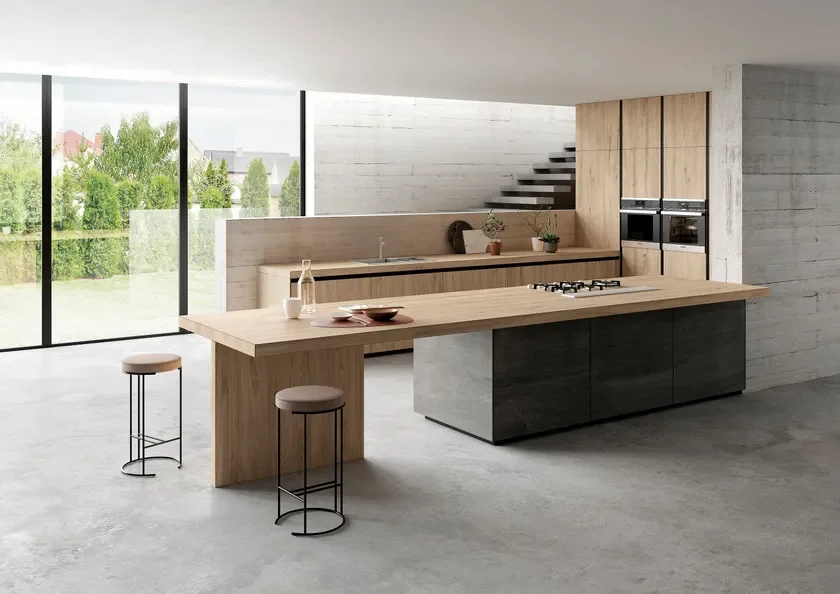 Minimalist, open-concept kitchen featuring SapienStone Rovere Buckskin porcelain surfaces, which combine the warmth and delicate grain of natural oak with the durability of large-format porcelain, supplied by PietraCasa.