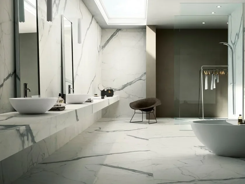 Modern bathroom featuring large Calacatta Statuario porcelain stoneware slabs with dramatic gray veining, expertly supplied and installed by PietraCasa.