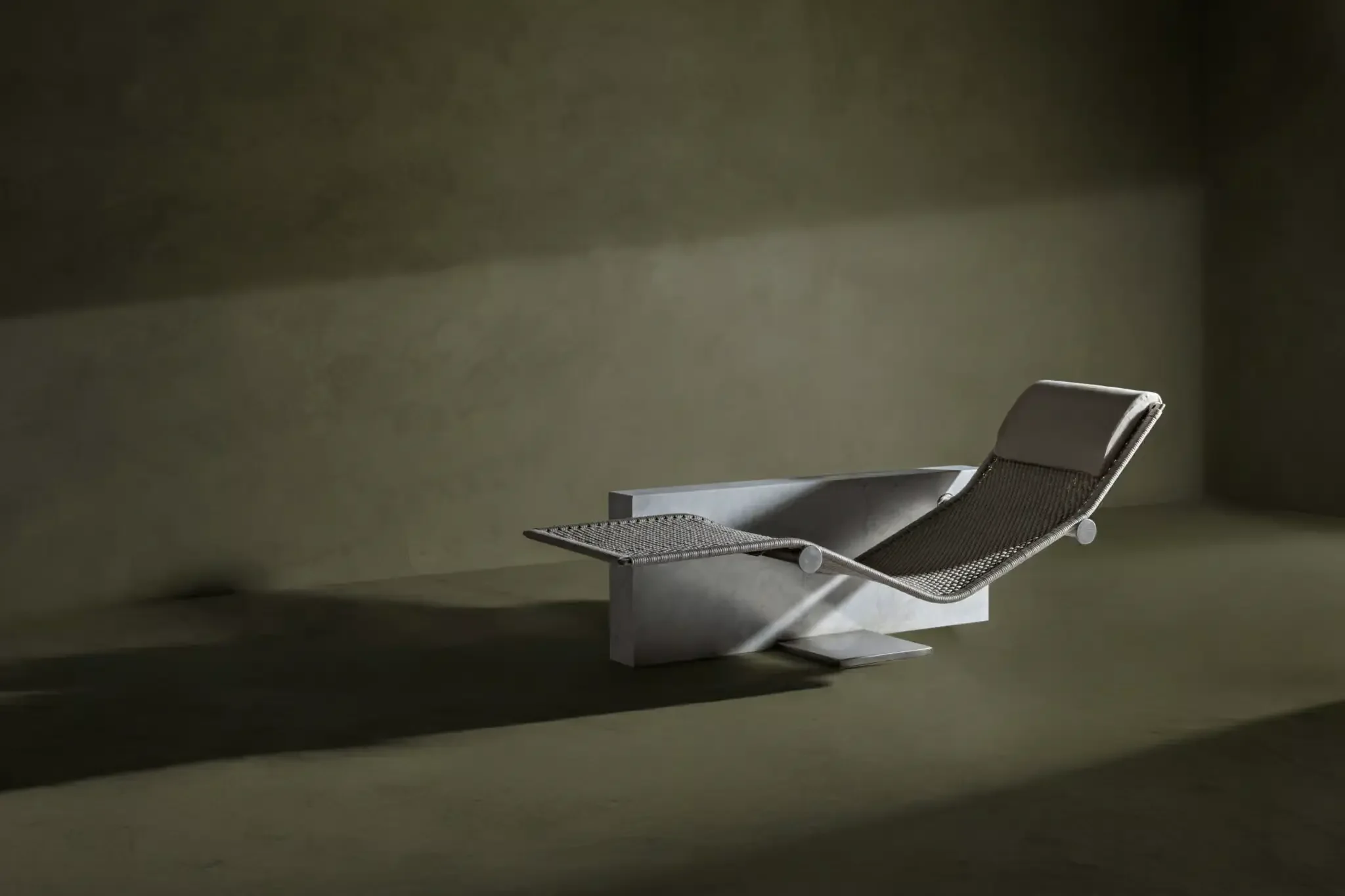 The Vis-à-vis chaise longue by Kreoo, designed by Enzo Berti, available through PietraCasa.