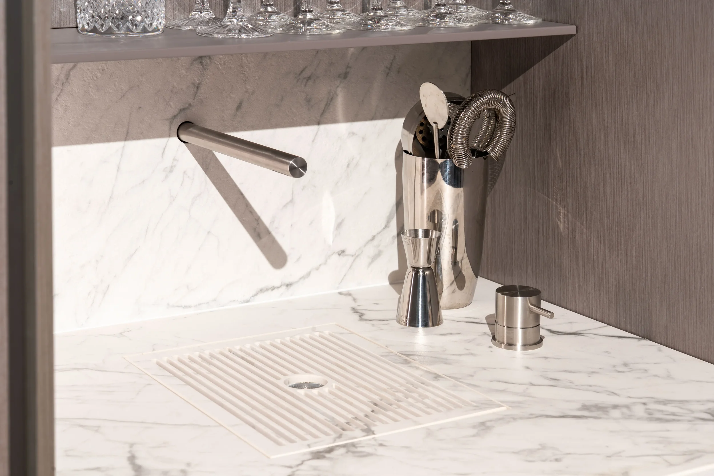 Custom waterjet-cut integrated drainer tray on a white marble-look porcelain worktop, fitted by Pietracasa and Abitalia.