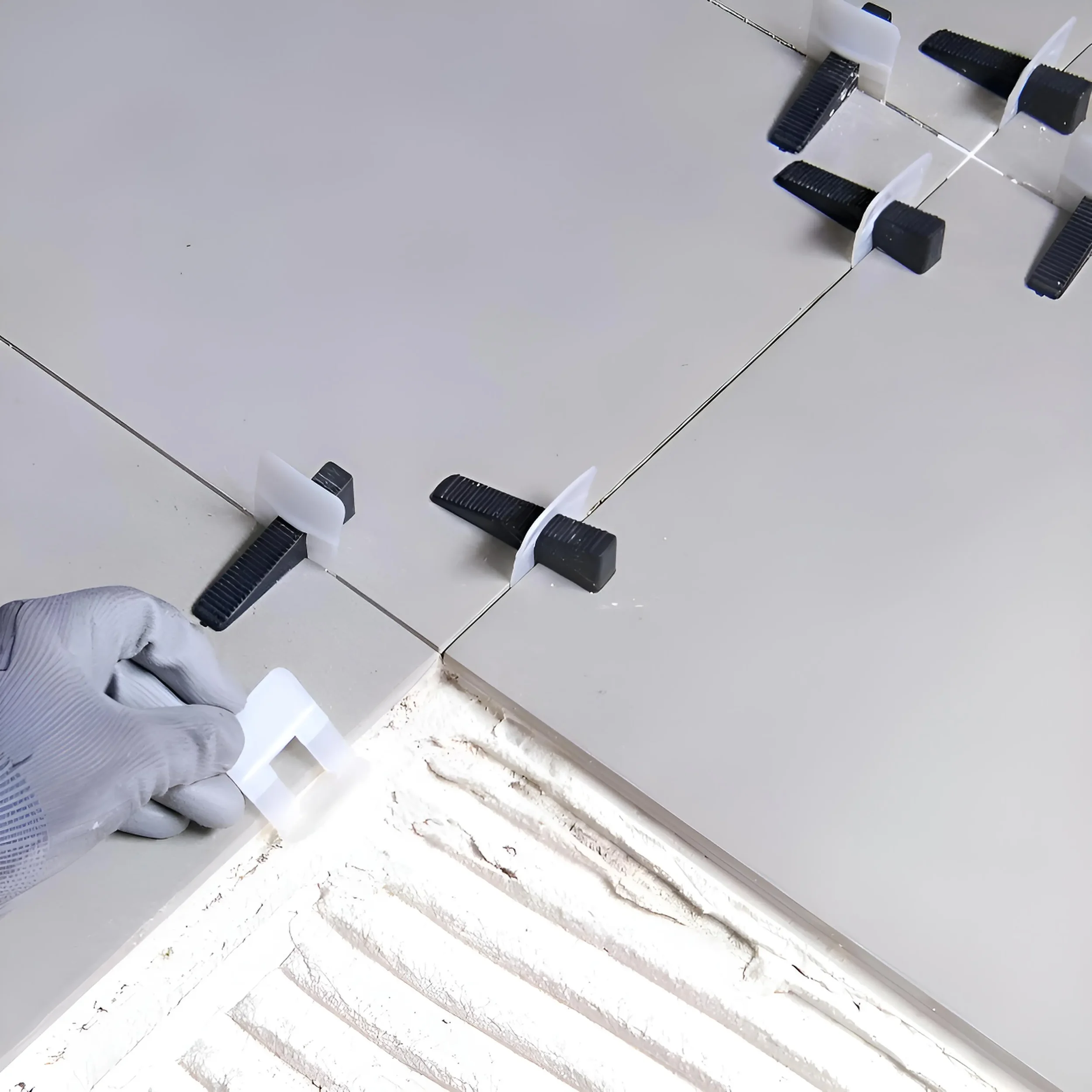 Expert application of the Peygran tile leveling system during a professional porcelain installation, supplied by PietraCasa.