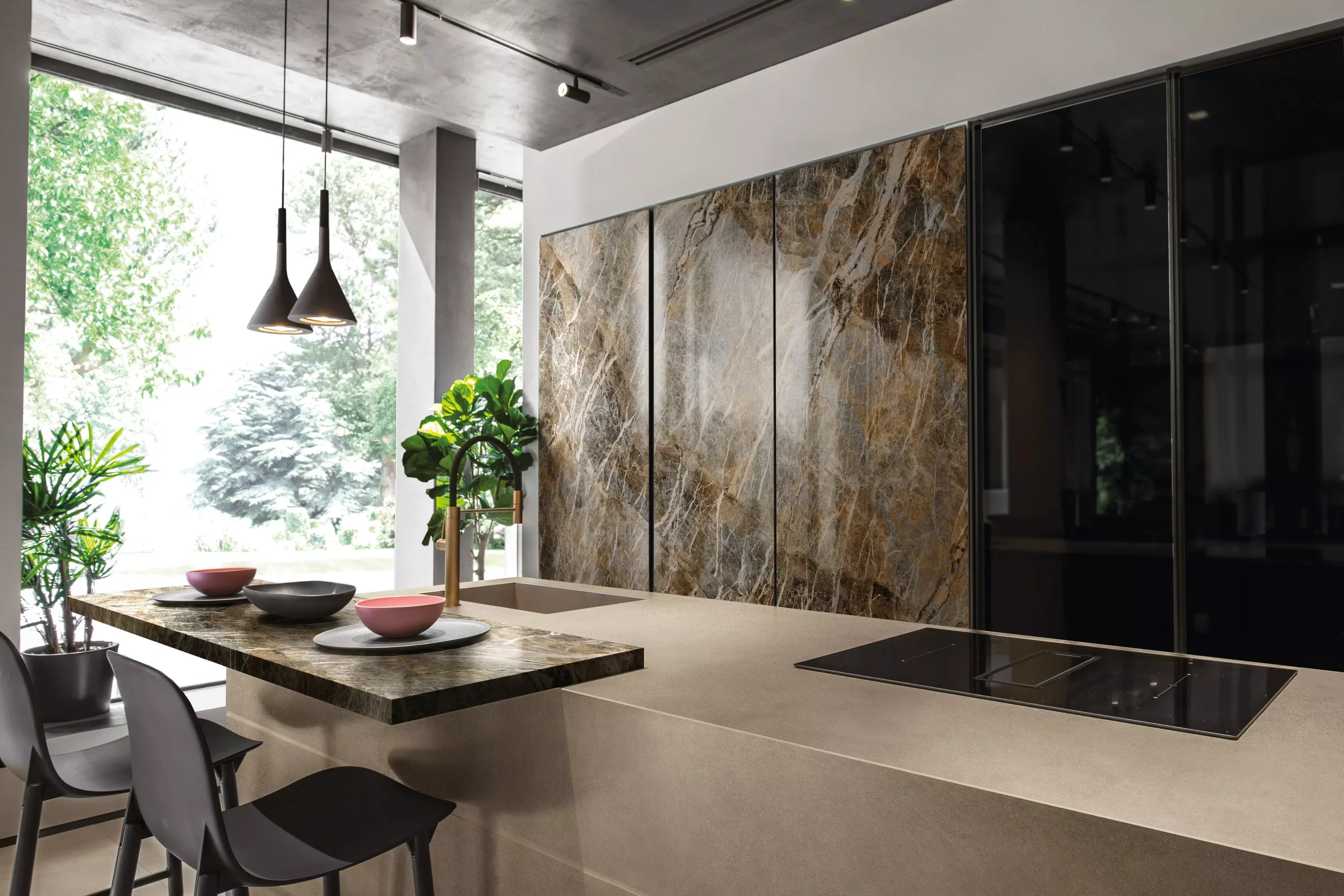 Contemporary kitchen design featuring large-format FLORIM Stone porcelain stoneware, including rich-veined wall panels in the Mountain Peak color and a seamless solid-tone island, expertly supplied and installed by PietraCasa.