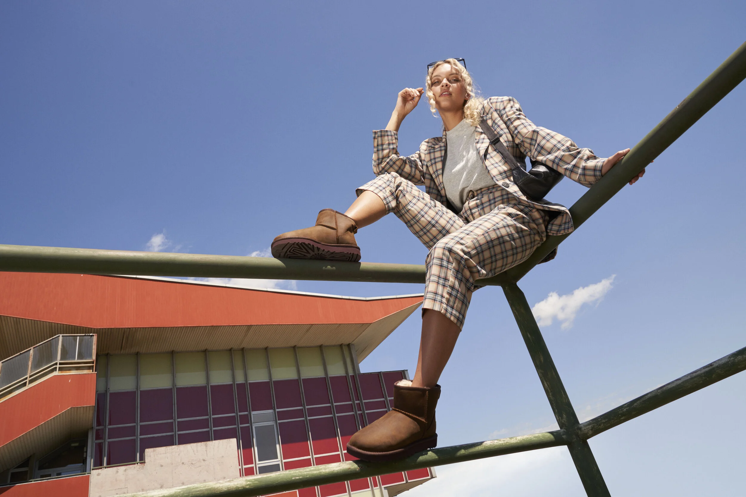 190613_UGG_16_PERCH_LIFESTYLE_CLASSICMINILEATHERCHESTNUT_050.jpg