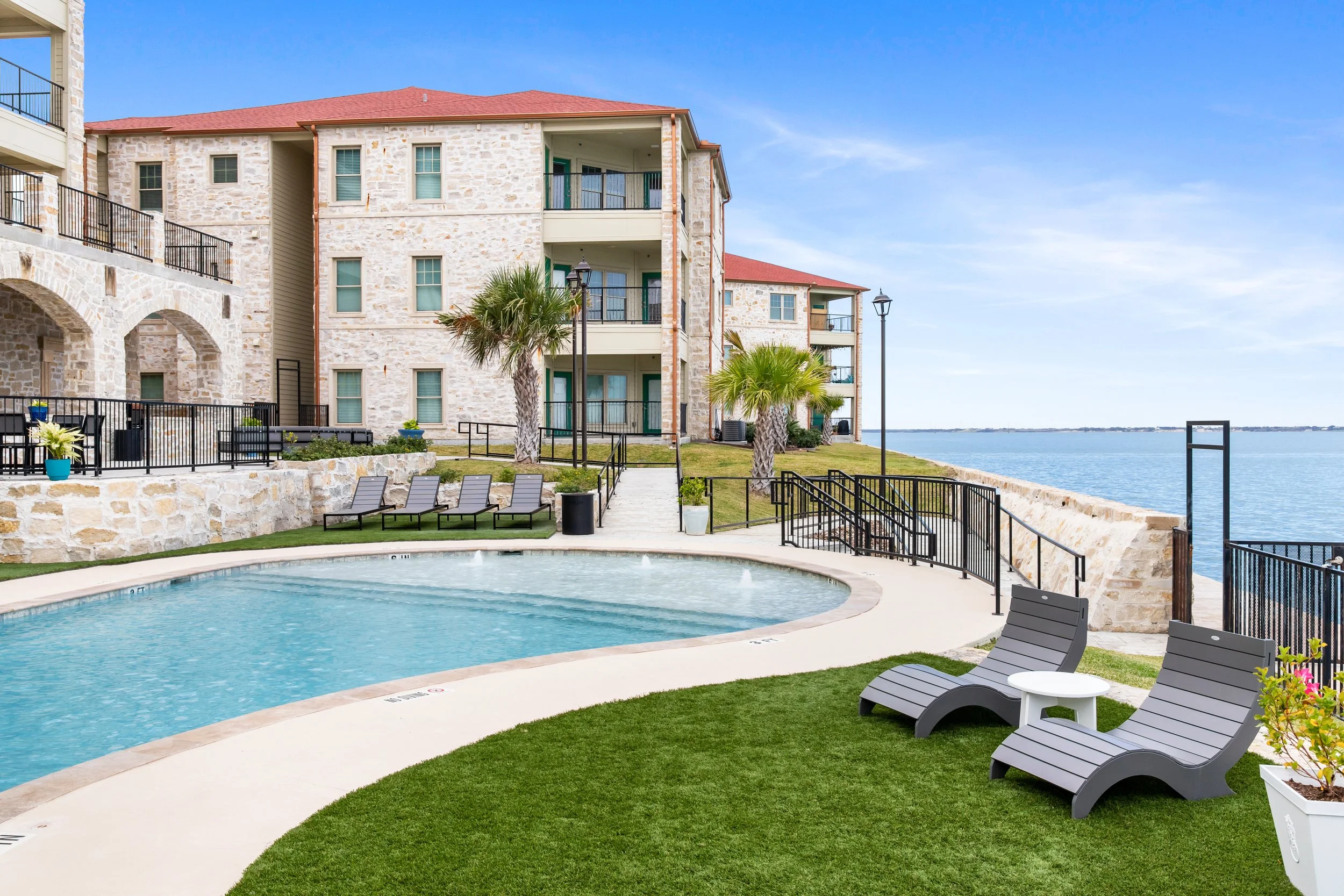 JPAGE-Multifamily-LighthousePointe-Exterior-2676.jpg