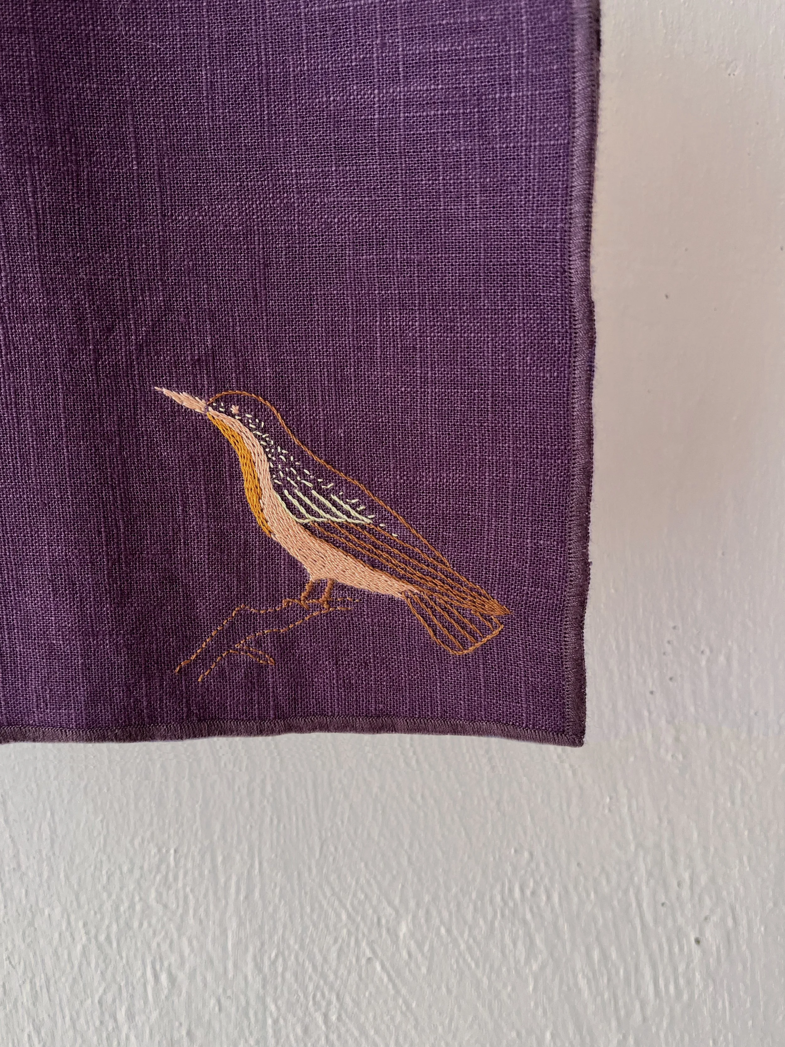 Bordado textil artesanal de pájaro realizado por Andrea Sanglas