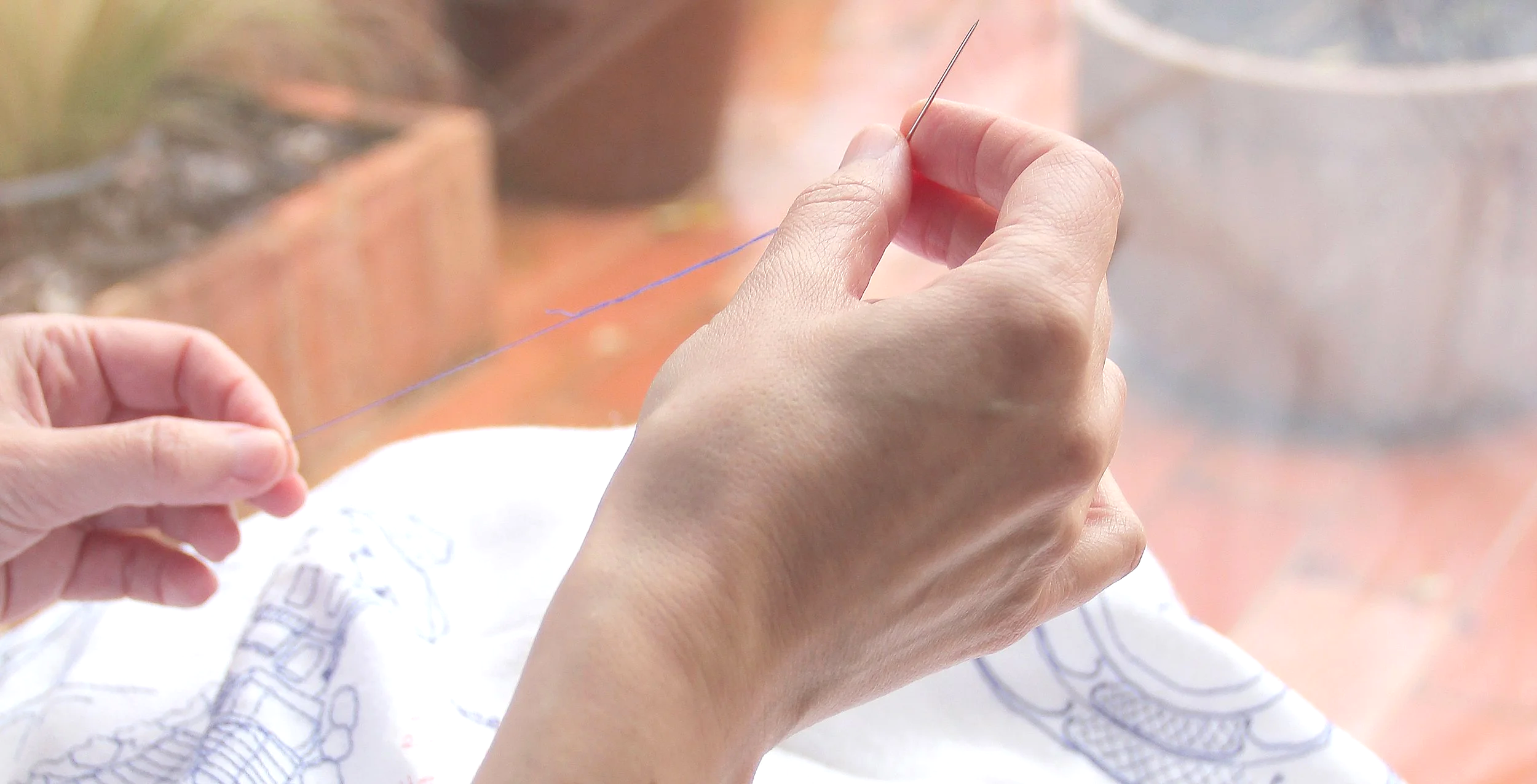 Andrea Sanglas bordando una pieza textil