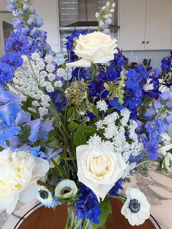 Happy graduation season! 🧑&zwj;🎓 Congratulations to all the graduates and families - such an exciting milestone to celebrate. Reach out if you&rsquo;d like to discuss adding florals to your special gathering or event, link in bio.