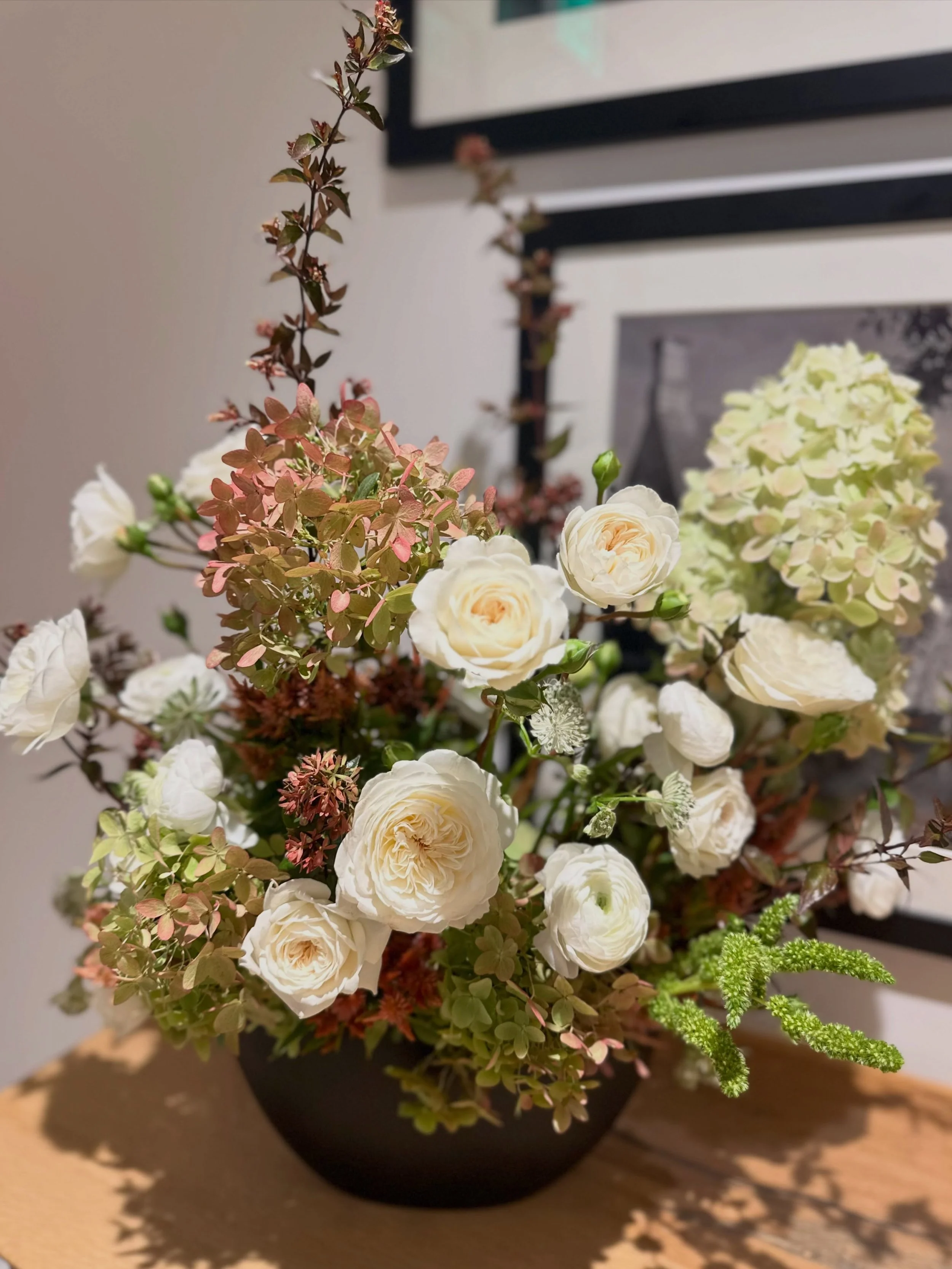 An English rose garden, from my studio delivered to your office. Fall floral subscriptions are underway. Get in touch to select the right membership for you - you deserve your flowers. #floraldesigns #flowermembership #floralsubscription