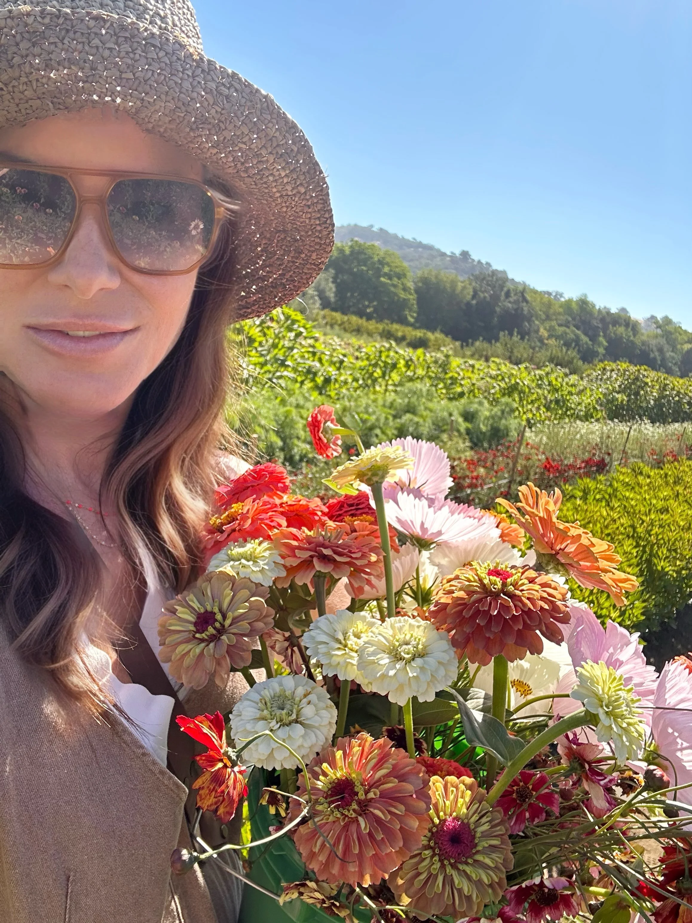 Farm to table. Something special to cut from local flower farms to create these arrangements. Thank you @frontporchfarmer for sharing your bountiful farm, always beautiful.