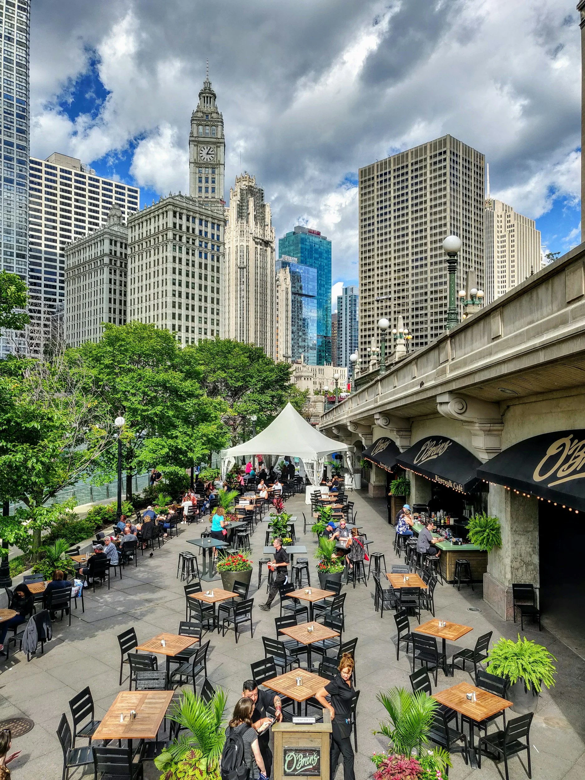 Chicago outdoor dining on the river walk