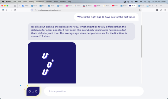 Chat conversation about the appropriate age to have sex for the first time, mentioning the average age around 17 and the importance of choosing the right age for oneself, with a blue card icon and a yellow question icon.