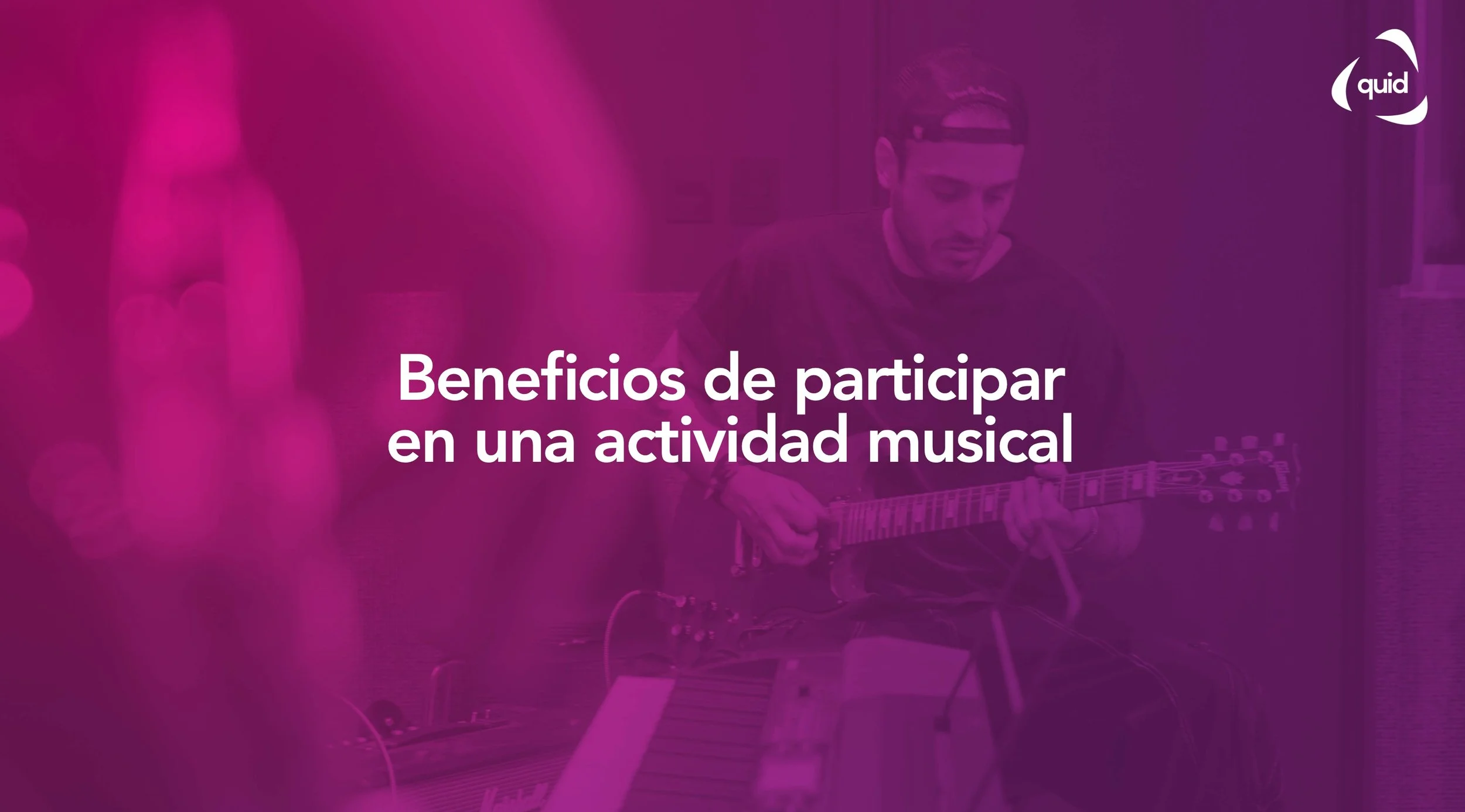 Un hombre tocando la guitarra en un escenario con iluminación púrpura, promoviendo beneficios de participar en actividad musical.