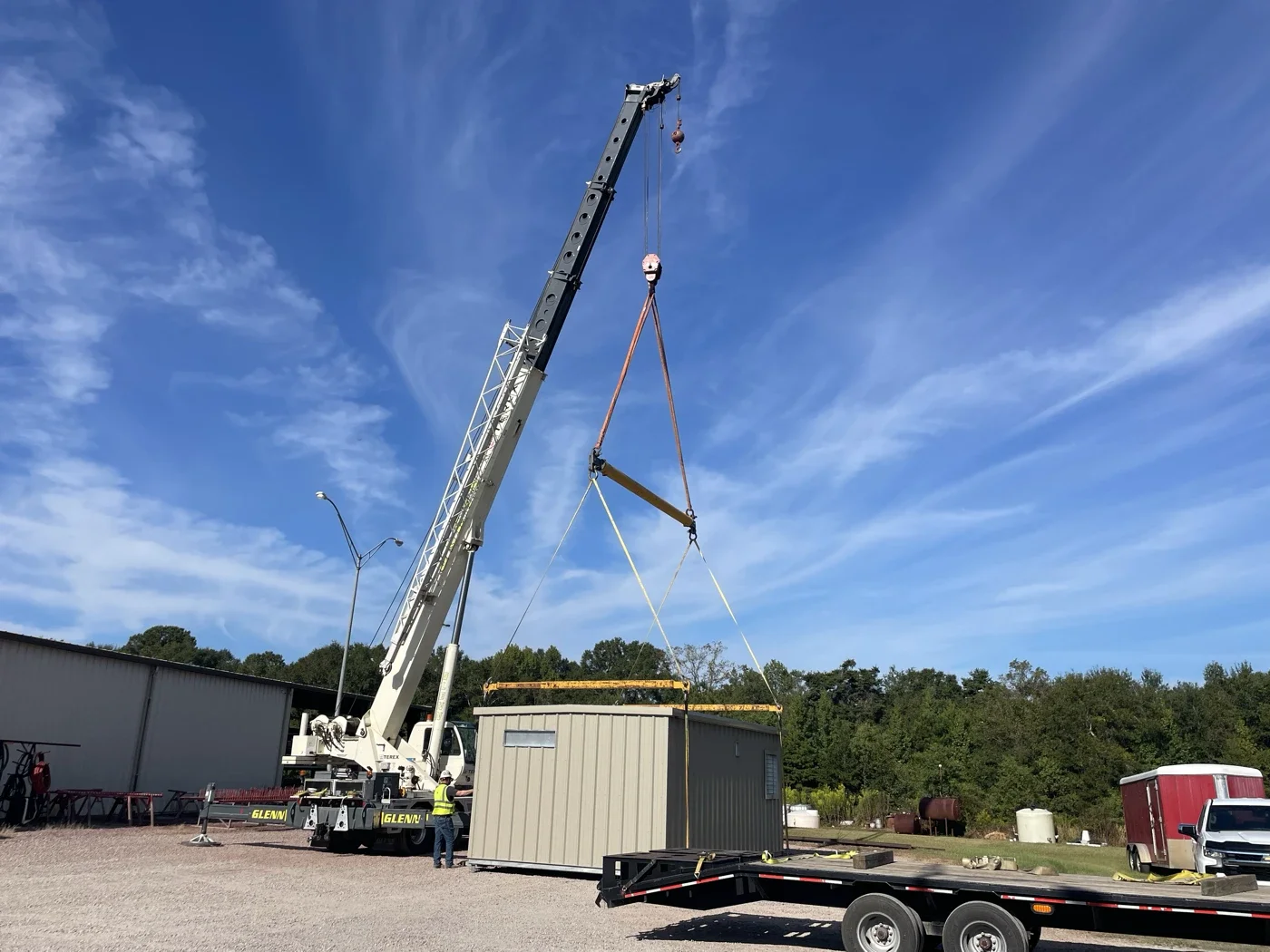 Building being loaded with crane 2.webp