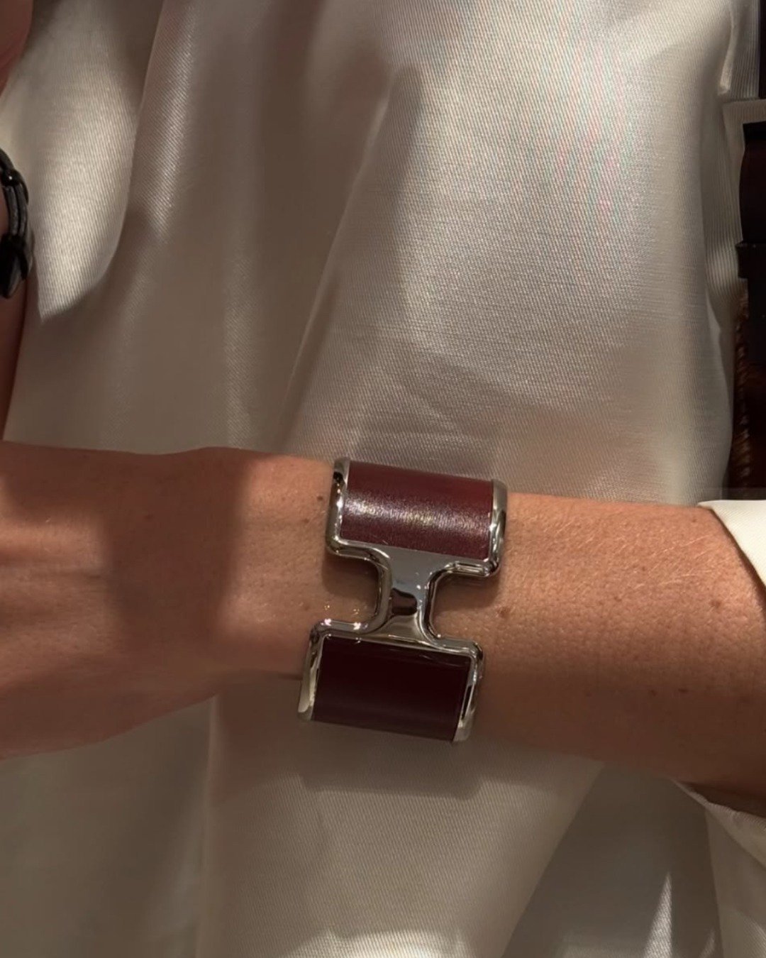 Herm&egrave;s Olympe cuff. Bold, by design.

Photo: @volinskaya_ann