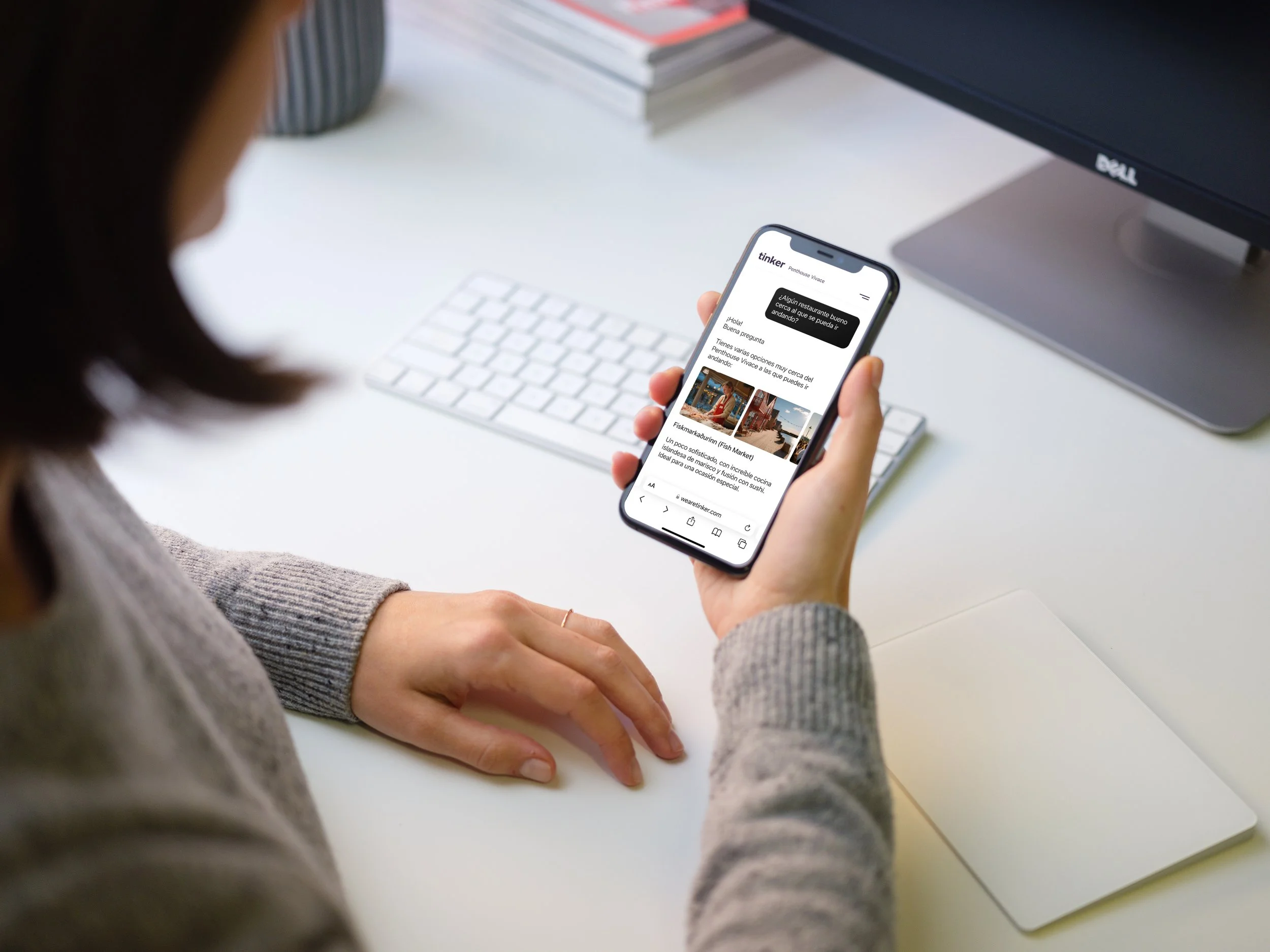 Persona usando un teléfono móvil para leer un chat con un restaurante.