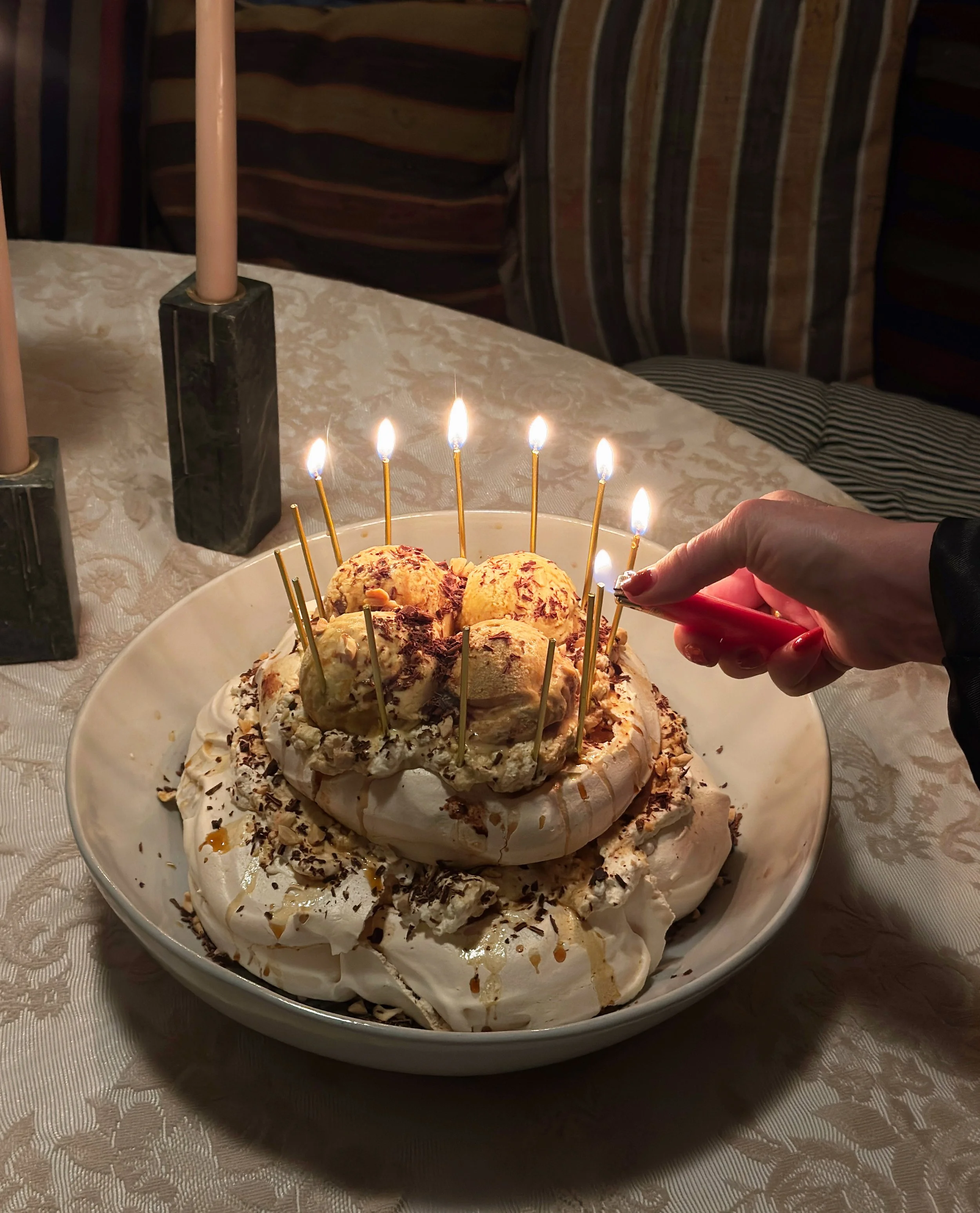 Chiramisu Pavlova: Meringue, coffee chocolate mousse, mascarpone whipped cream, chocolate shavings, nuts (optional)